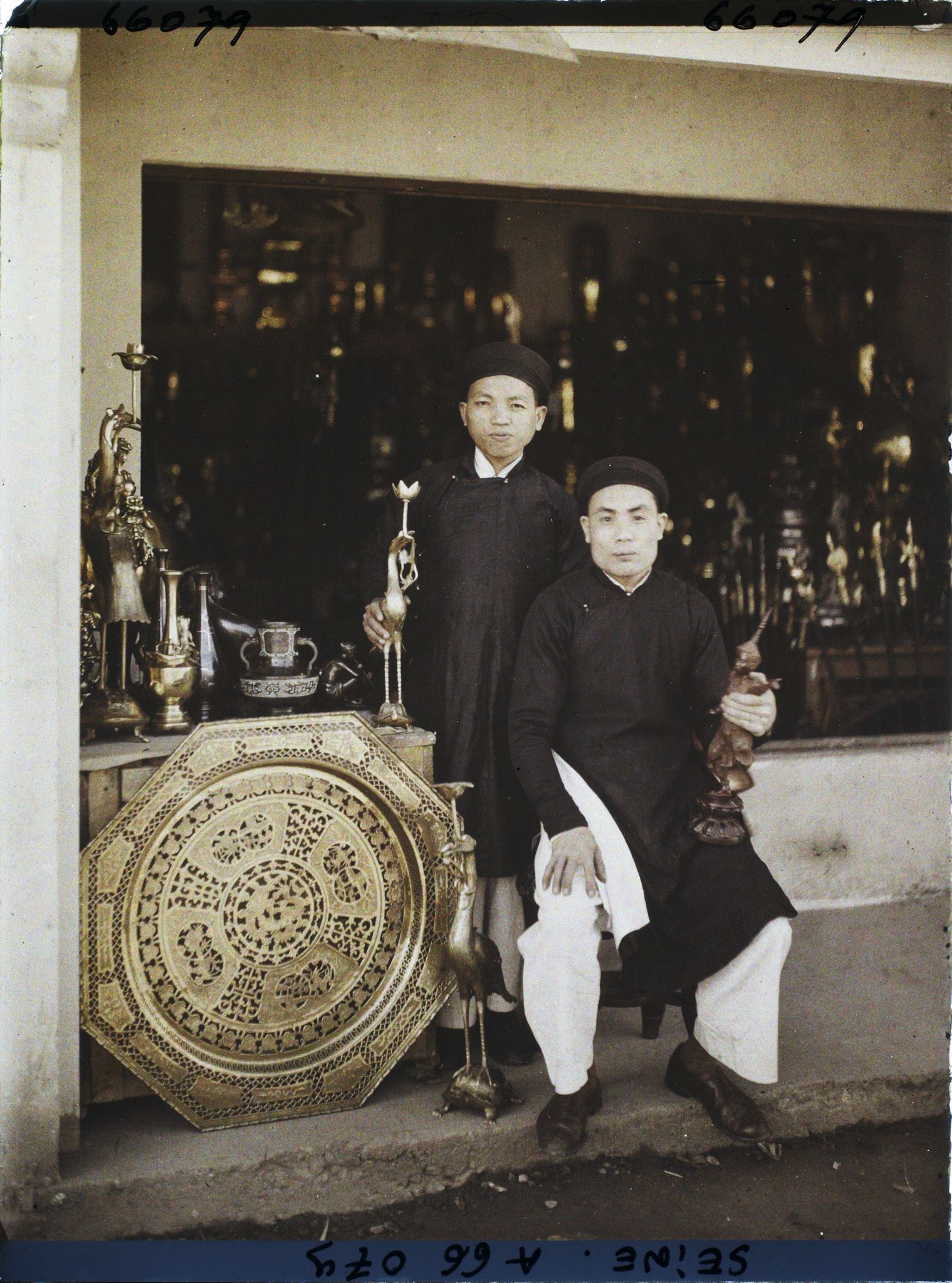 Image représentant L'Exposition Coloniale Internationale de 1931, deux tonkinois marchands de cuivre