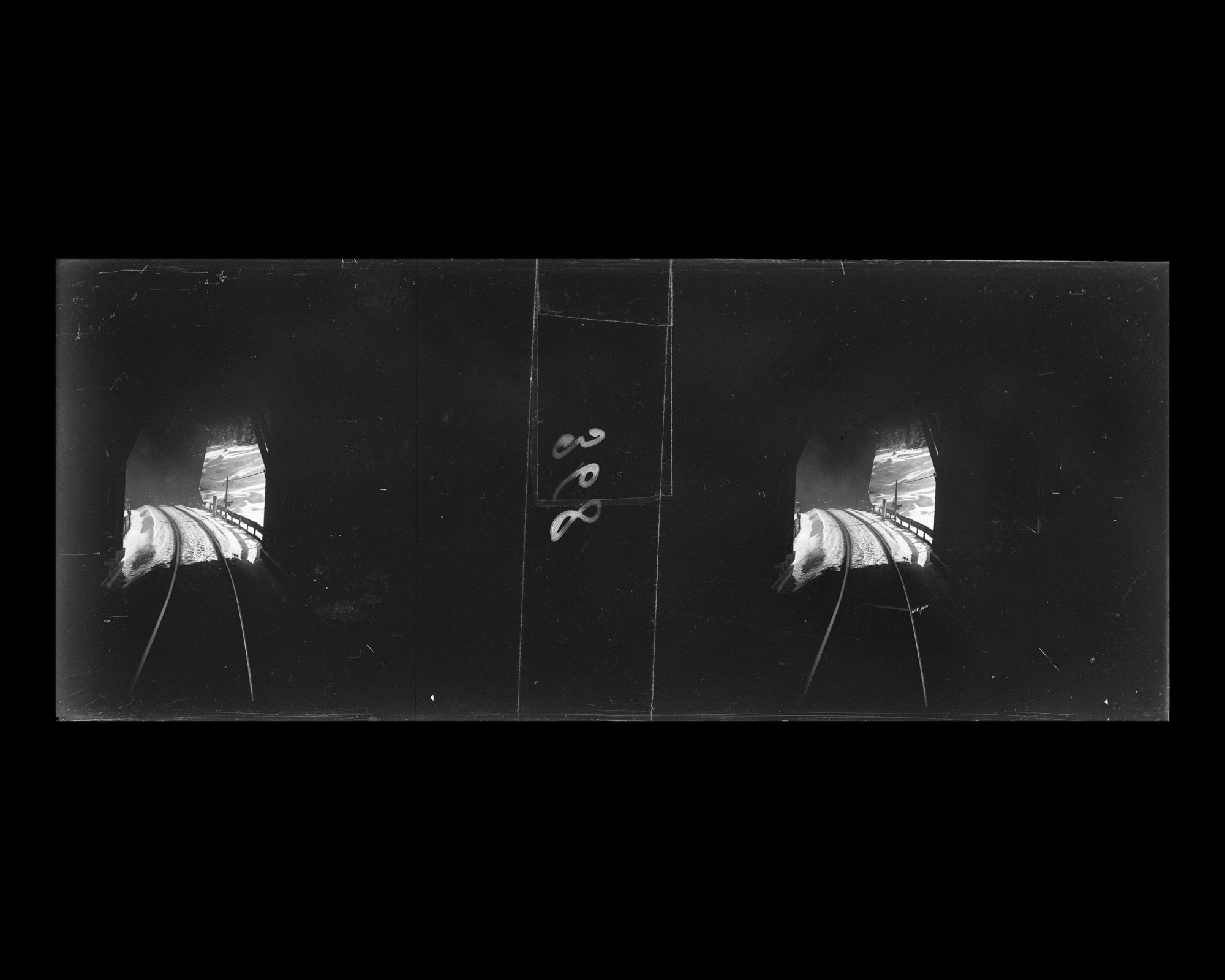 Image représentant Sous un tunnel de planches