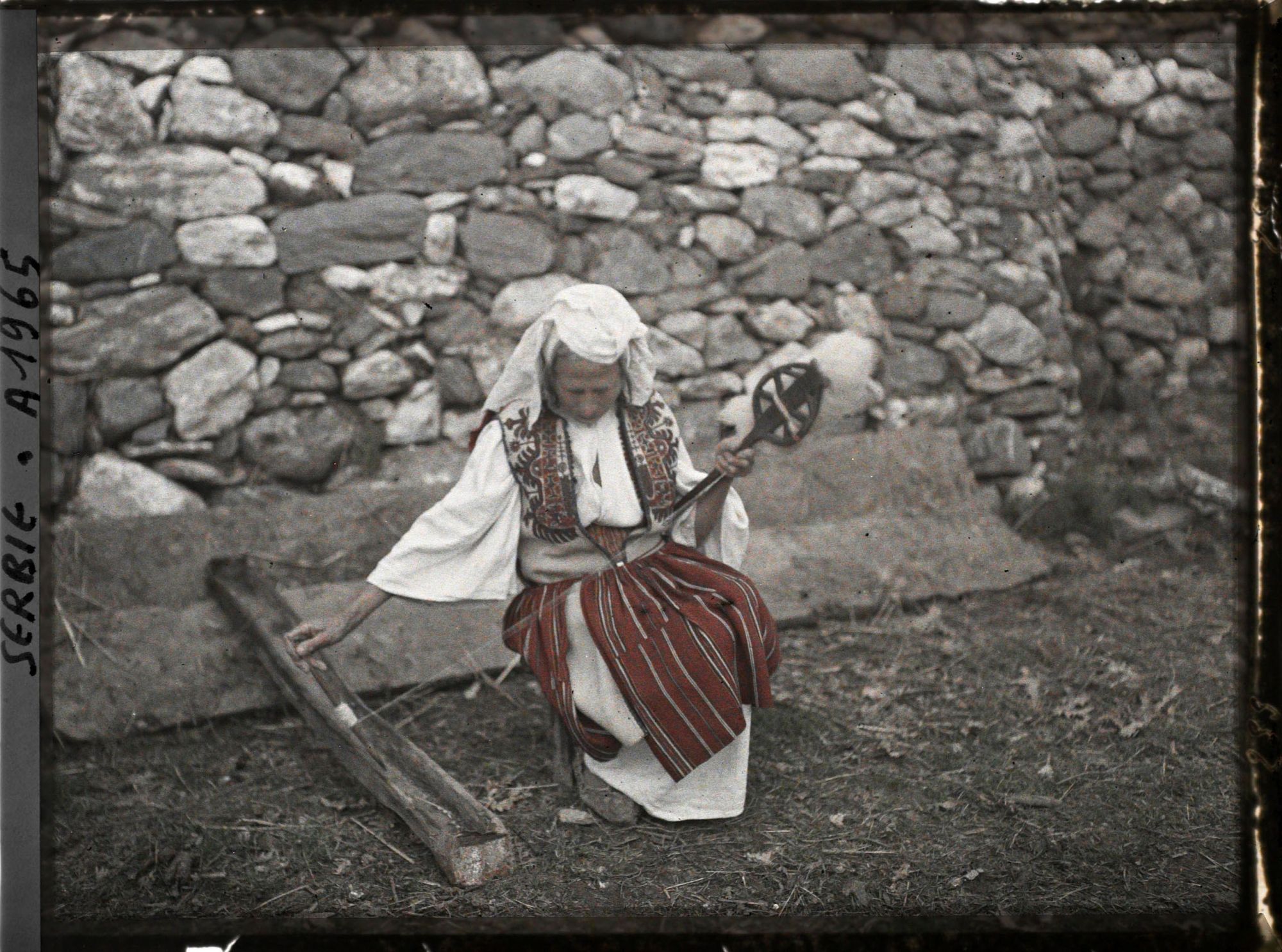 Image représentant Paysanne serbe filant la laine