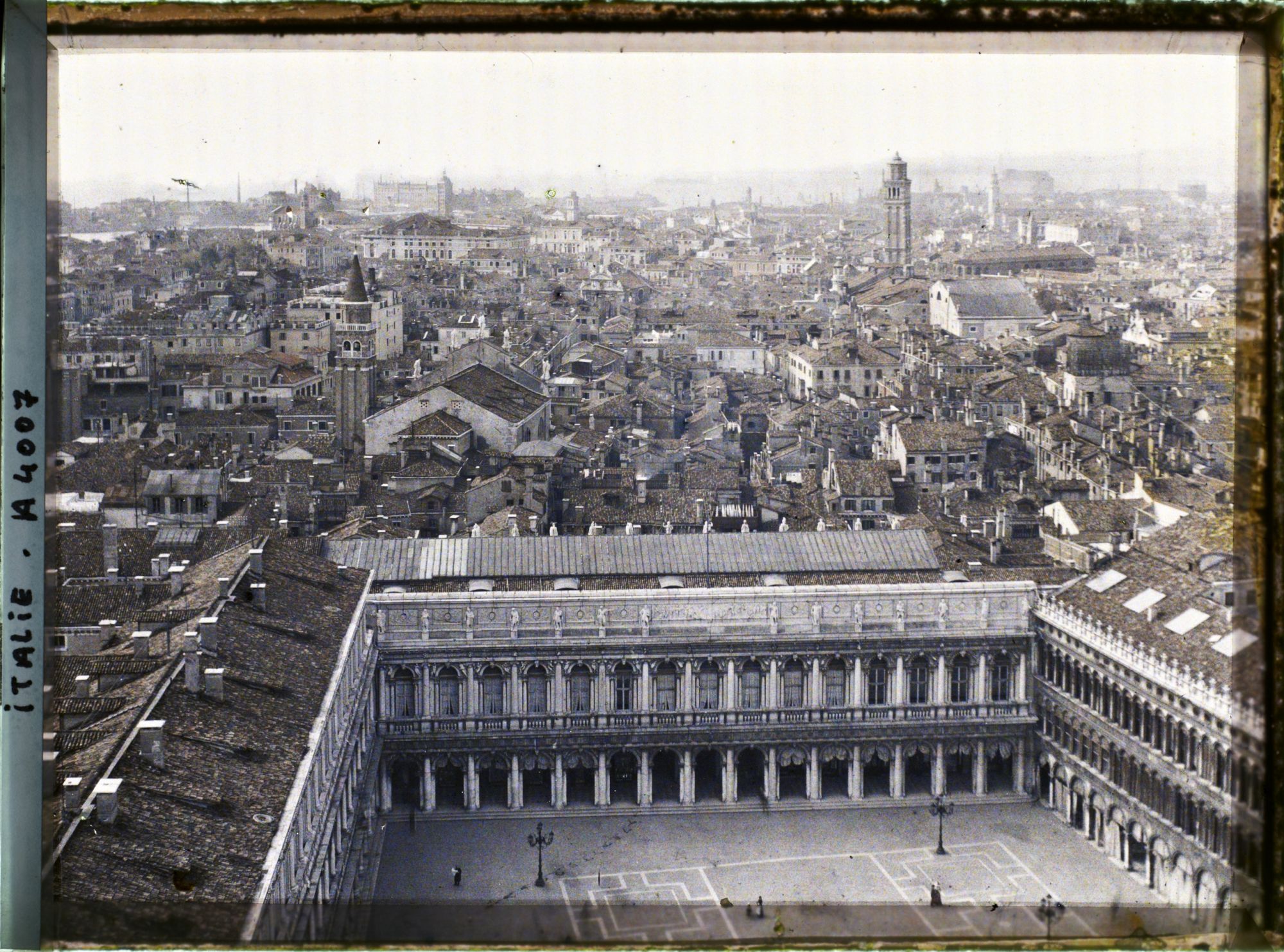 Image représentant Panorama de la ville et vue sur la cour du palais Ducal