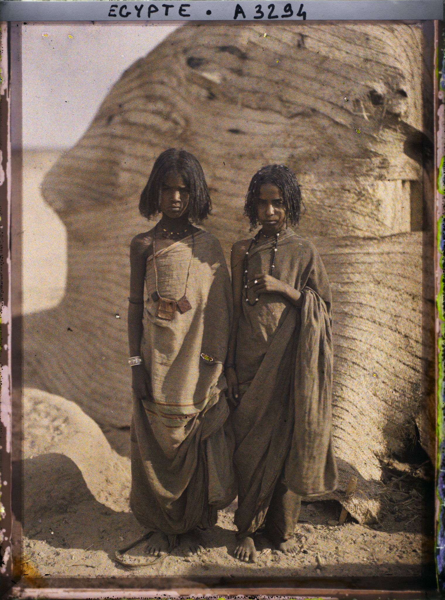 Image représentant Deux petites filles  null bishari posent pour l'opérateur devant une habitation