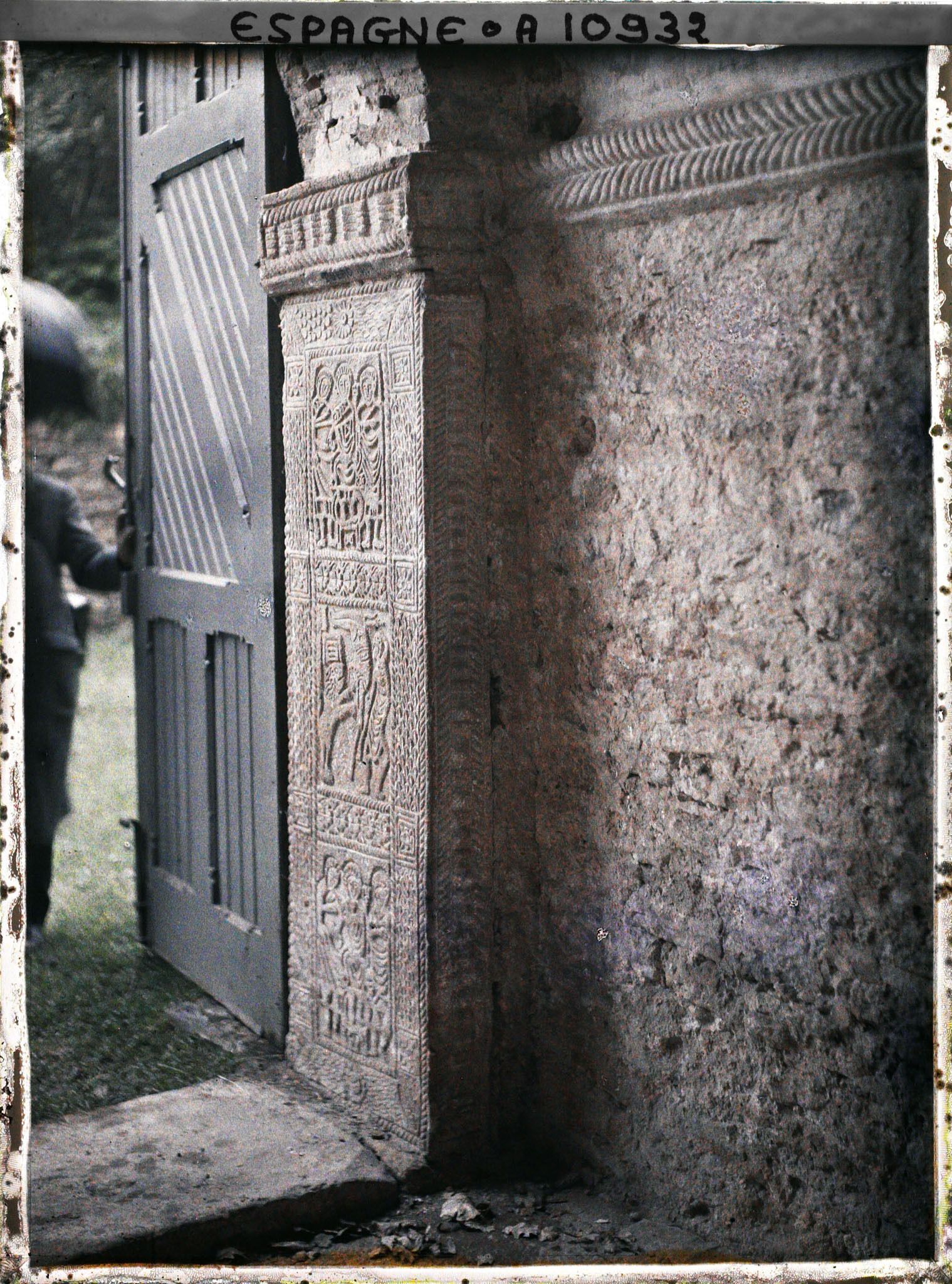 Image représentant Espagne, Près Oviedo, San Miguel de Lillo, le montant gauche de la porte pris jusqu'en bas.