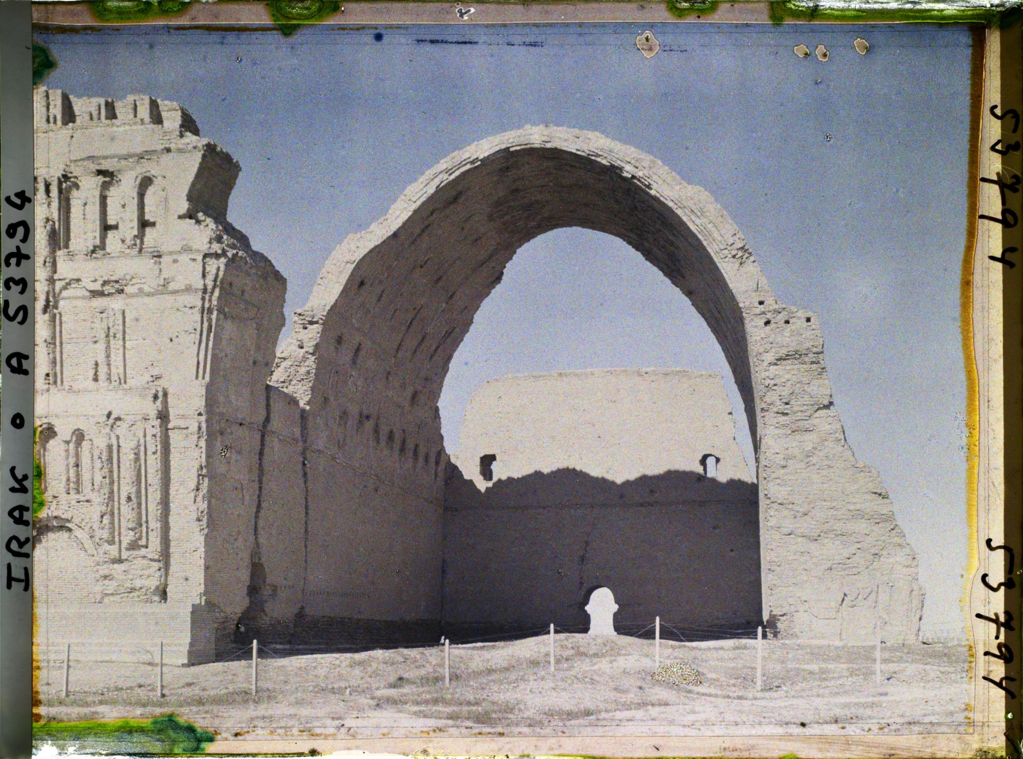 Image représentant La salle du trône du Taq-I-Kisra (voûte elliptique de 37 mètres de haut)