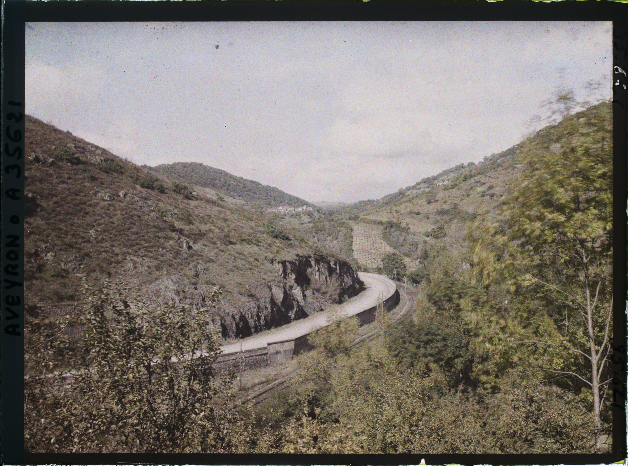 Image représentant La route et la voie de chemin de fer longeant la vallée de l'Alzou au niveau de Boscaud Amont