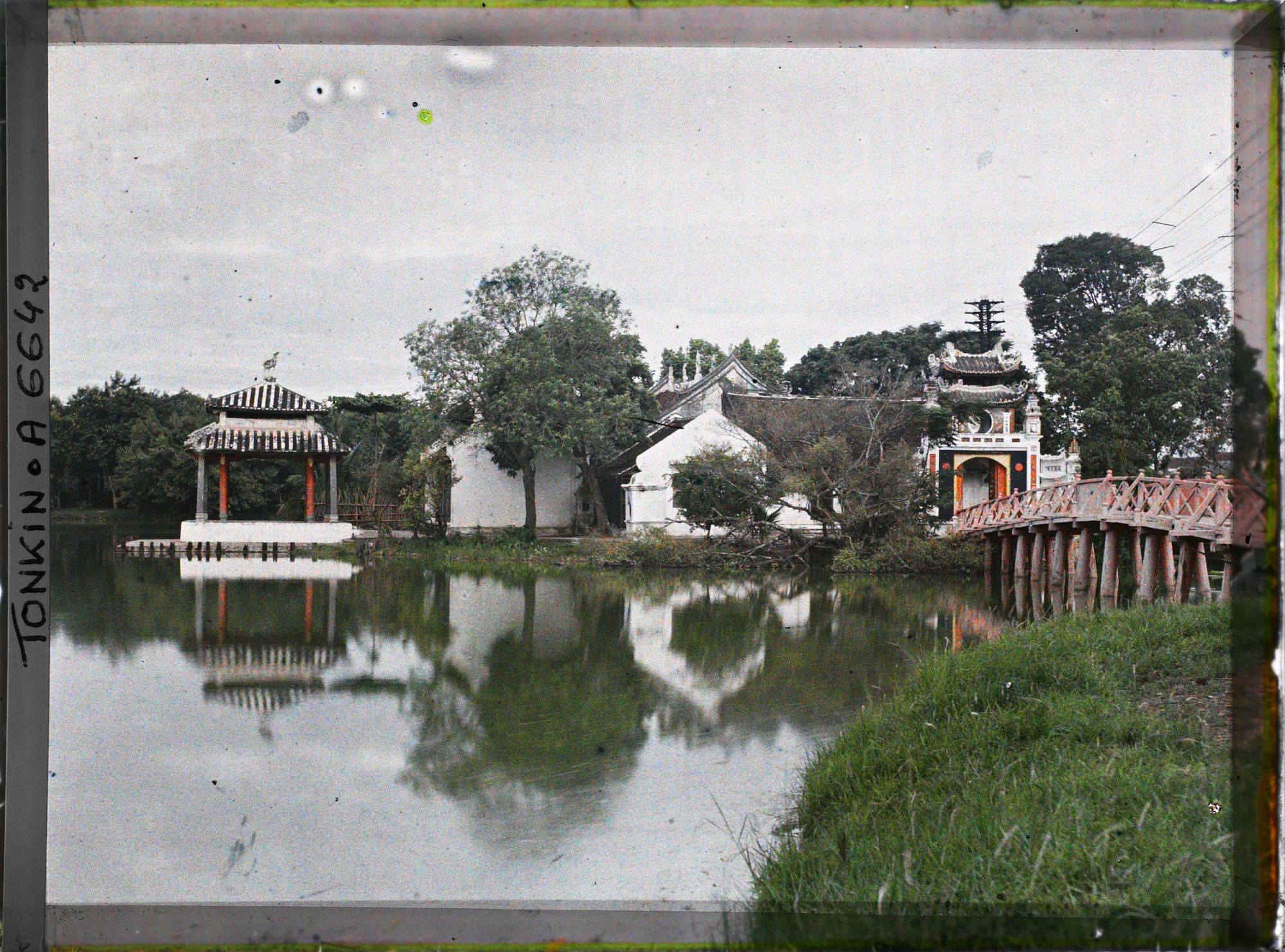 Image représentant Le temple Ngoc-so'n (appelé par les Européens "Pagode des Pinceaux"), situé sur "l'île de Jade" du Petit Lac