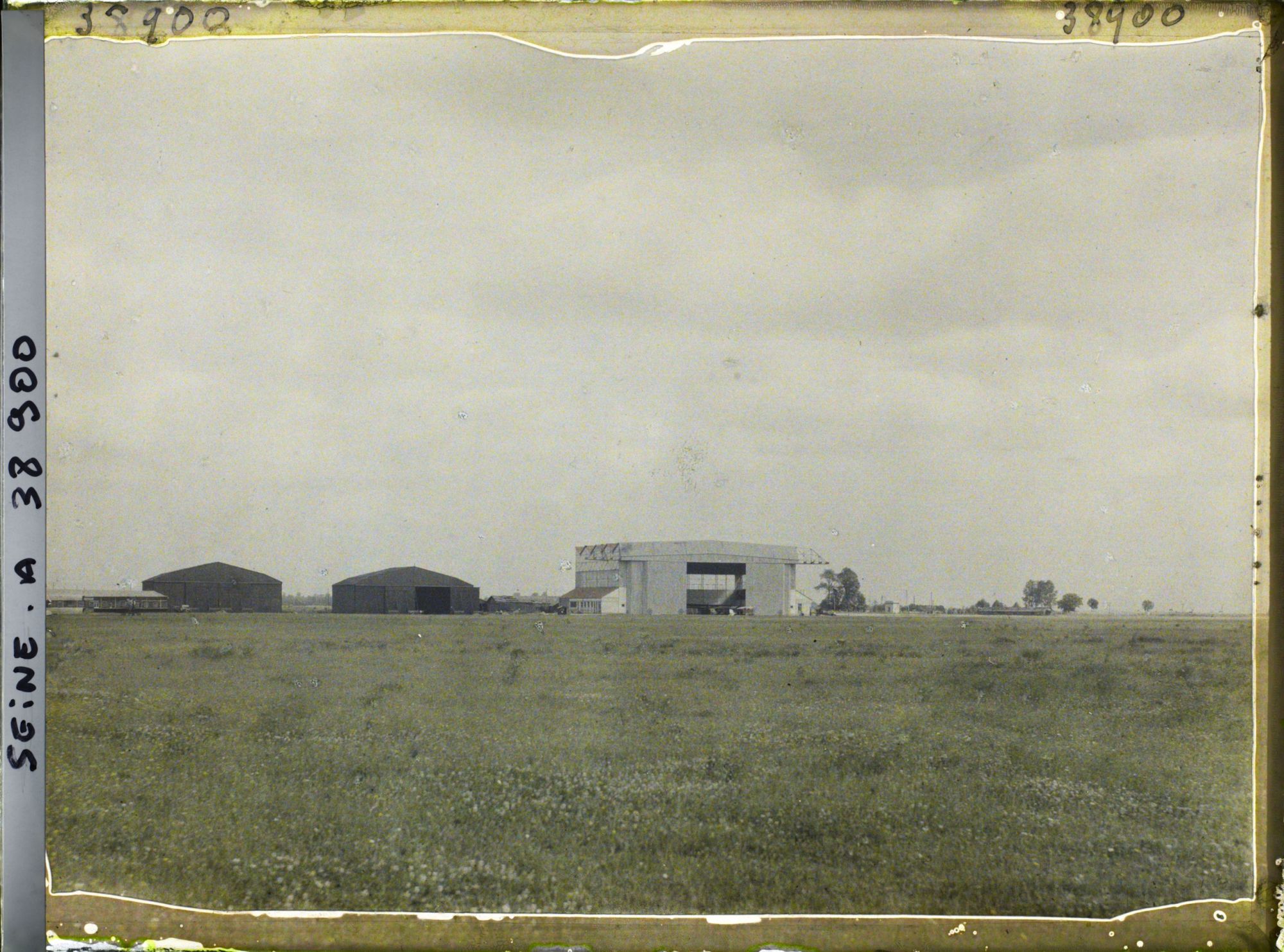 Image représentant Vue du hangar métallique situé le long de la route reliant Orly à la Route Nationale no 7 (rideau d'arbre au fond).