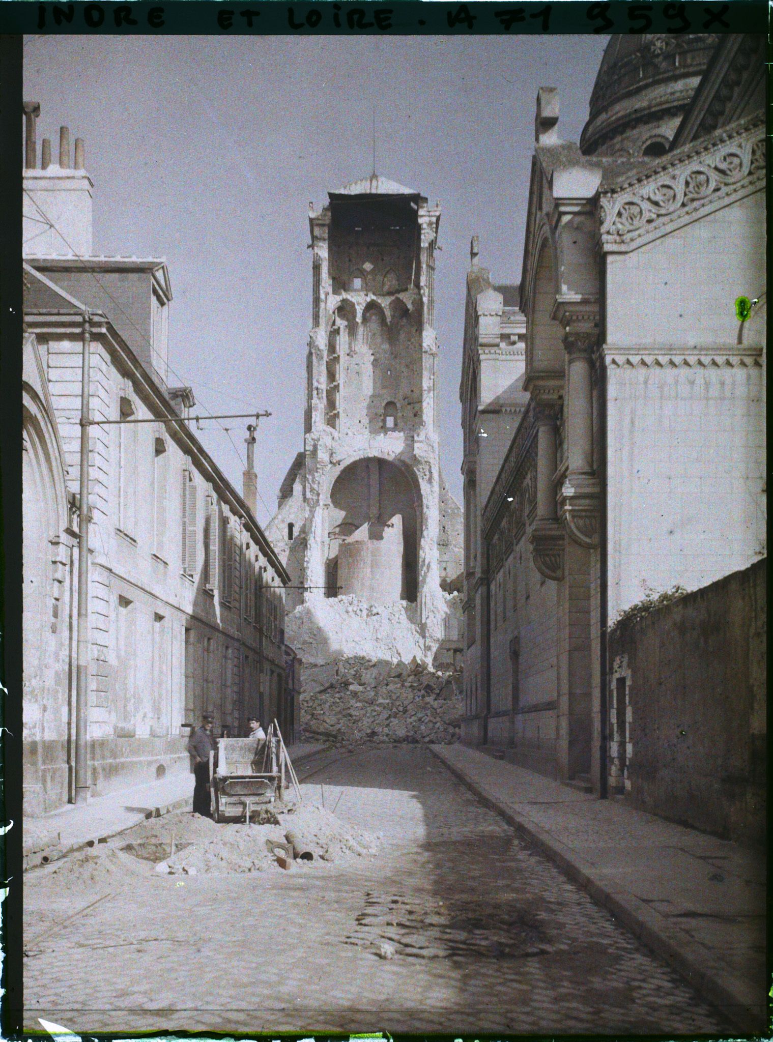 Image représentant Les ouvriers rue Descartes devant La tour Charlemagne, après son effondrement partiel