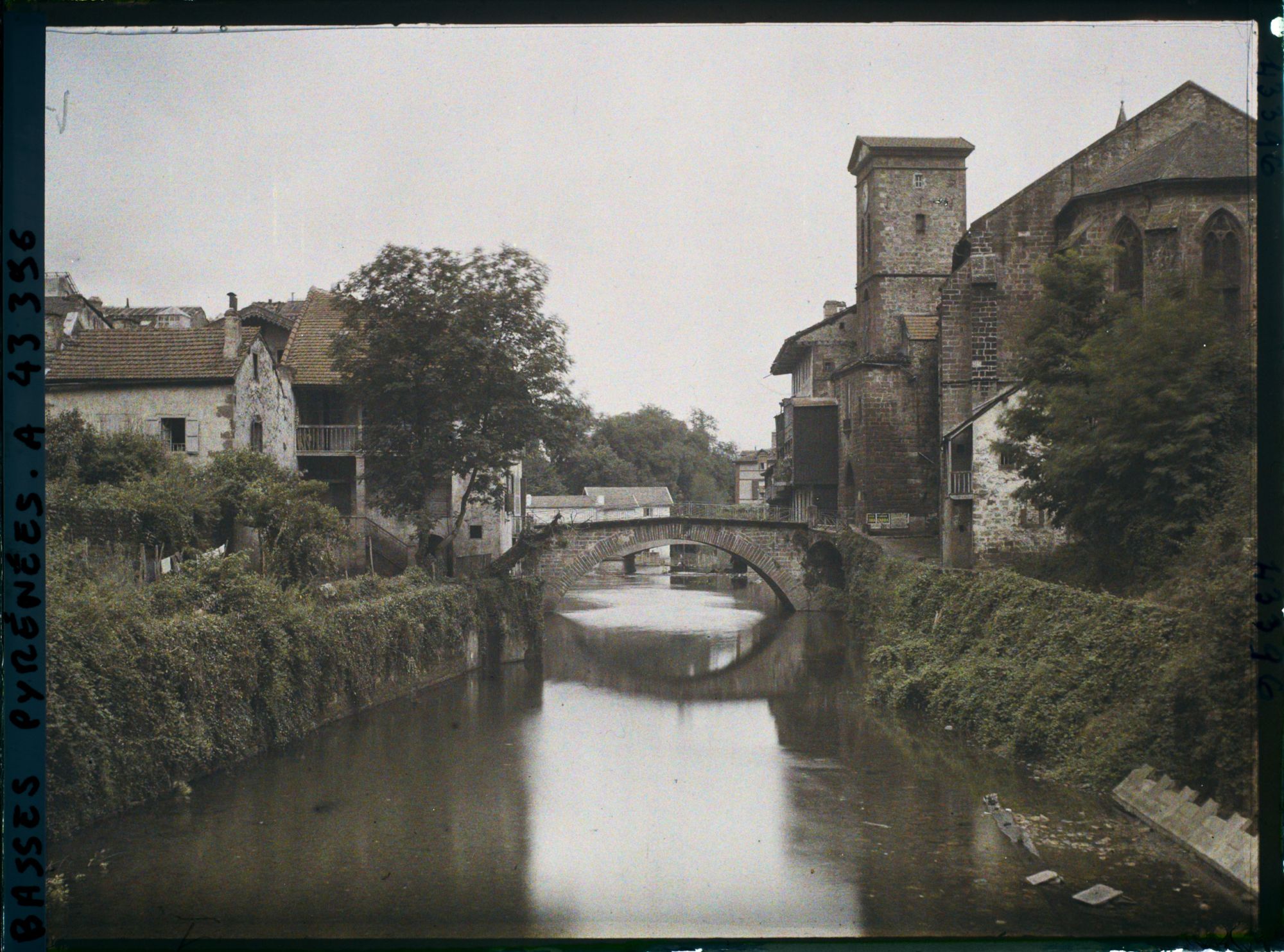 Image représentant France , St Jean-Pied de Port, L'Eglise et le Pont