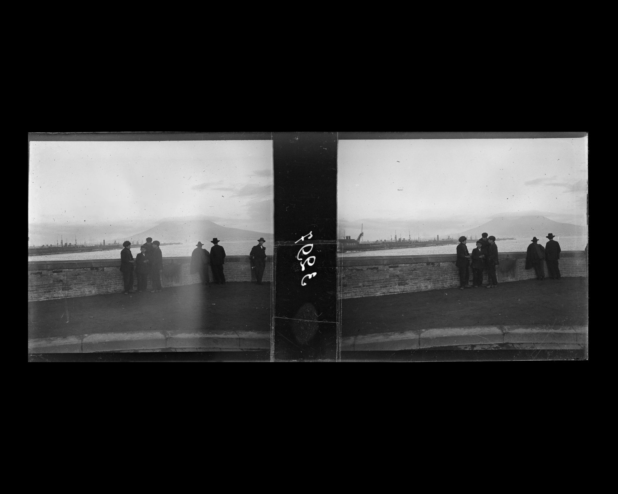 Image représentant Vue du Vesuve et de la baie de Naples prise depuis le port