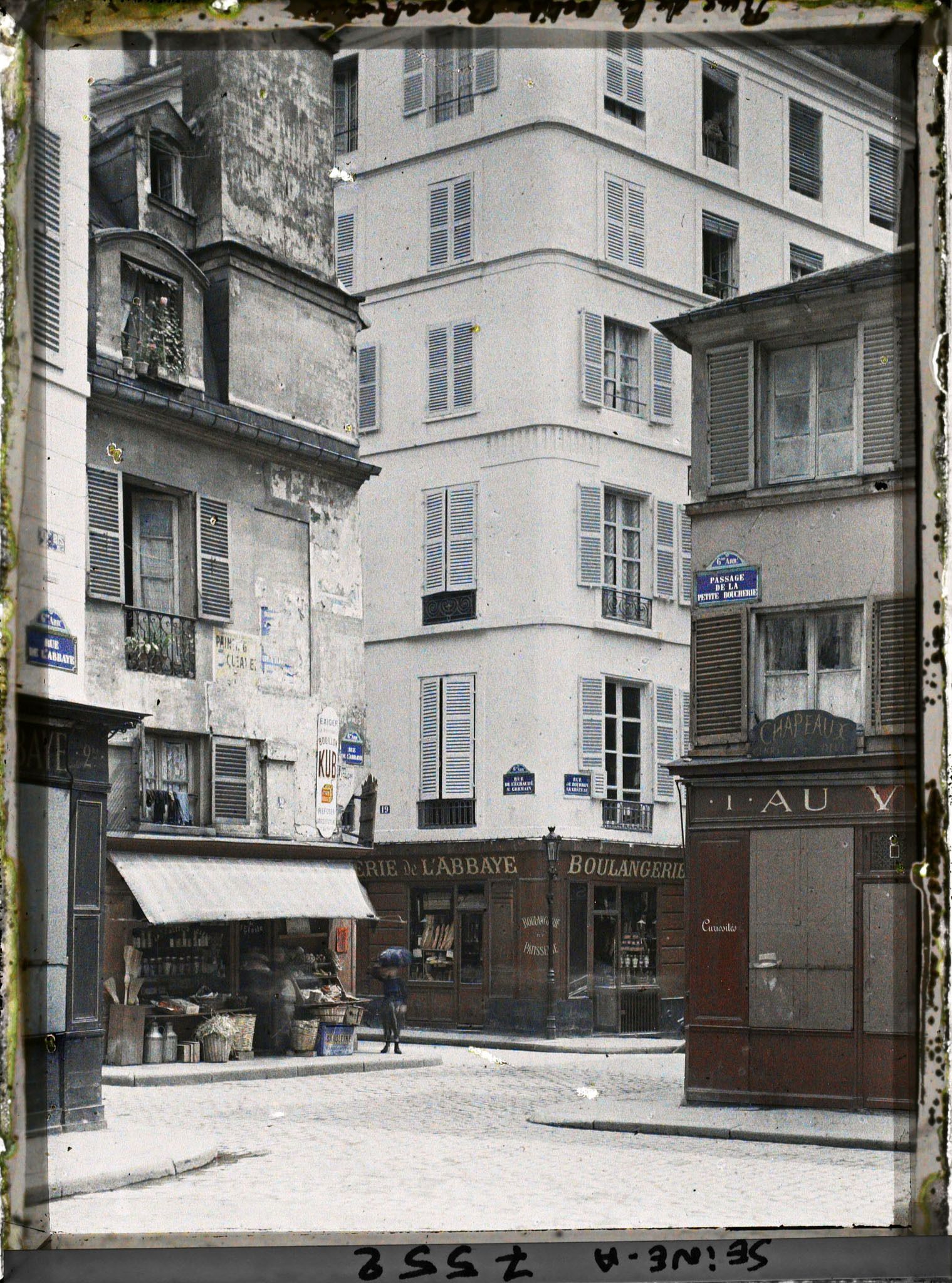 Image représentant Le passage de la Petite-Boucherie, vue de la rue de l'Abbaye