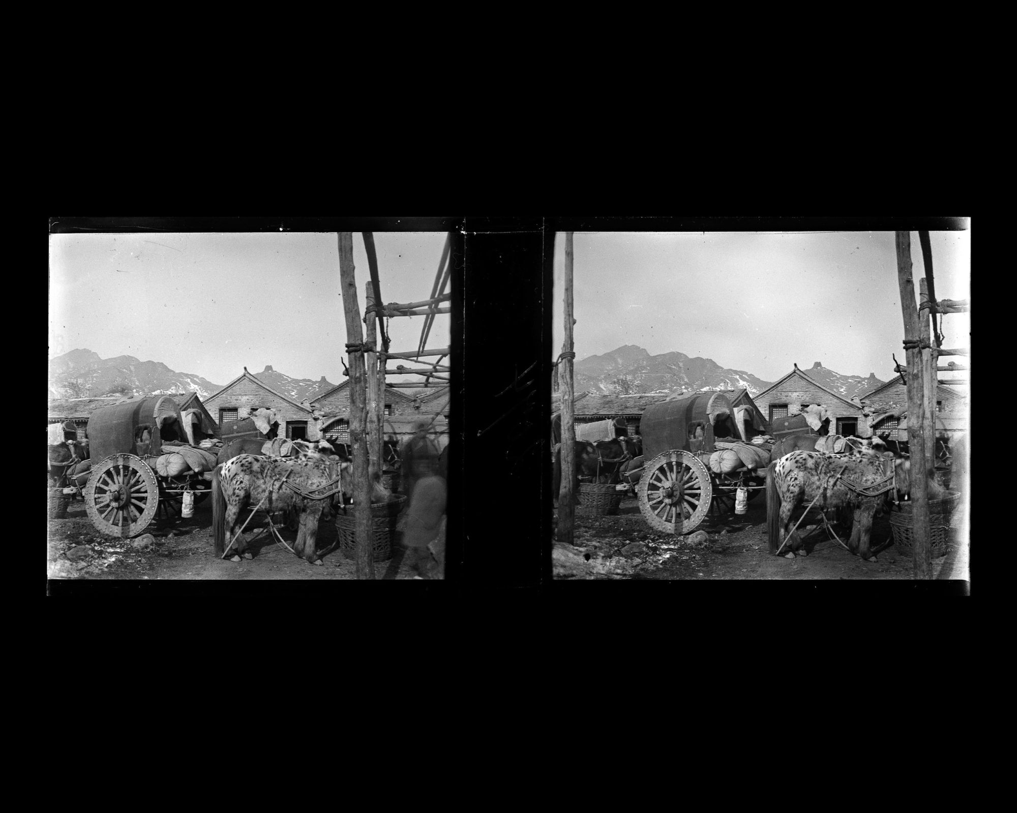 Image représentant Une zone de stationnement de voitures attelées et de montures.