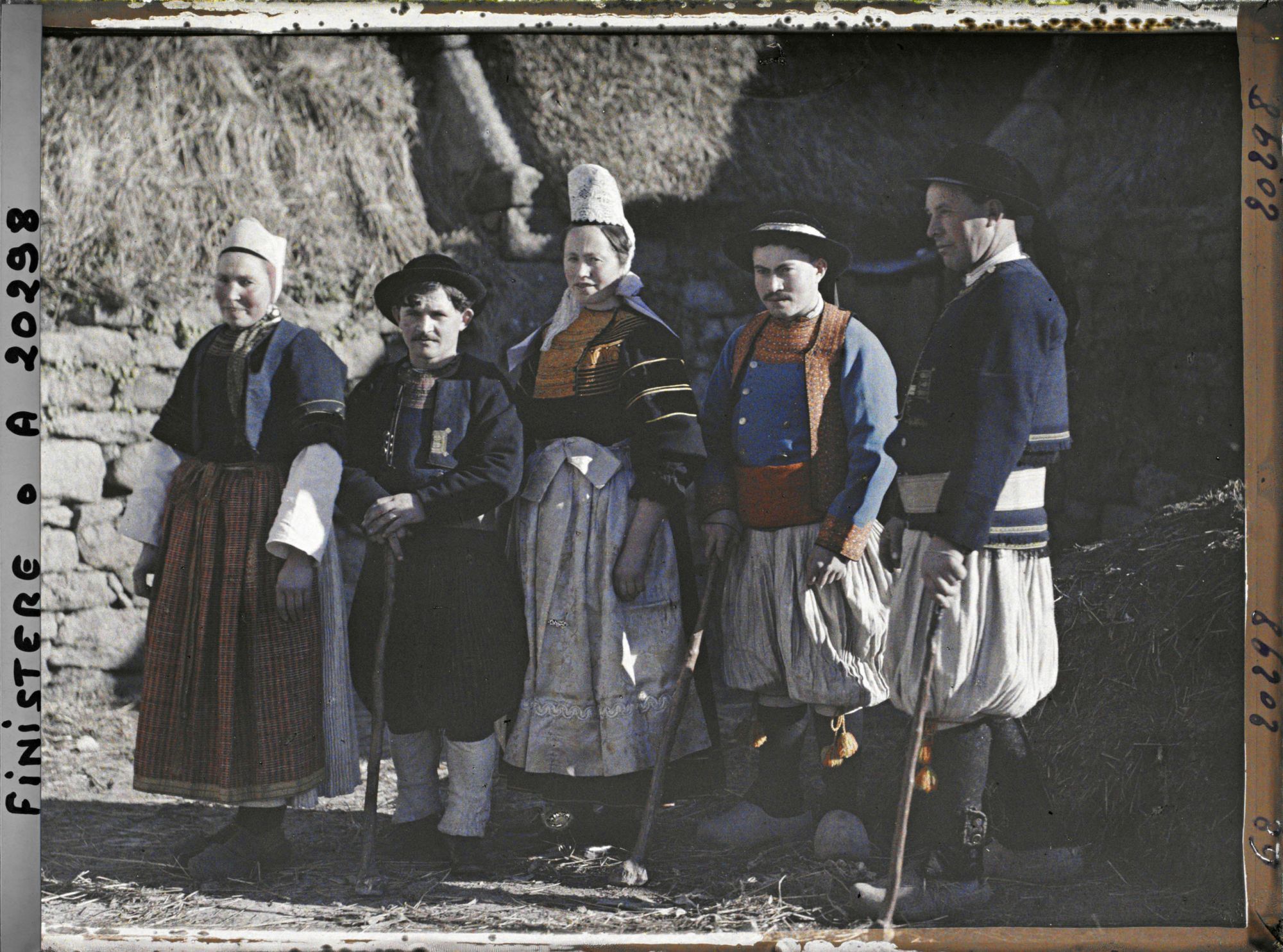 Image représentant Habitants de Penmarch en costume traditionnel bigouden