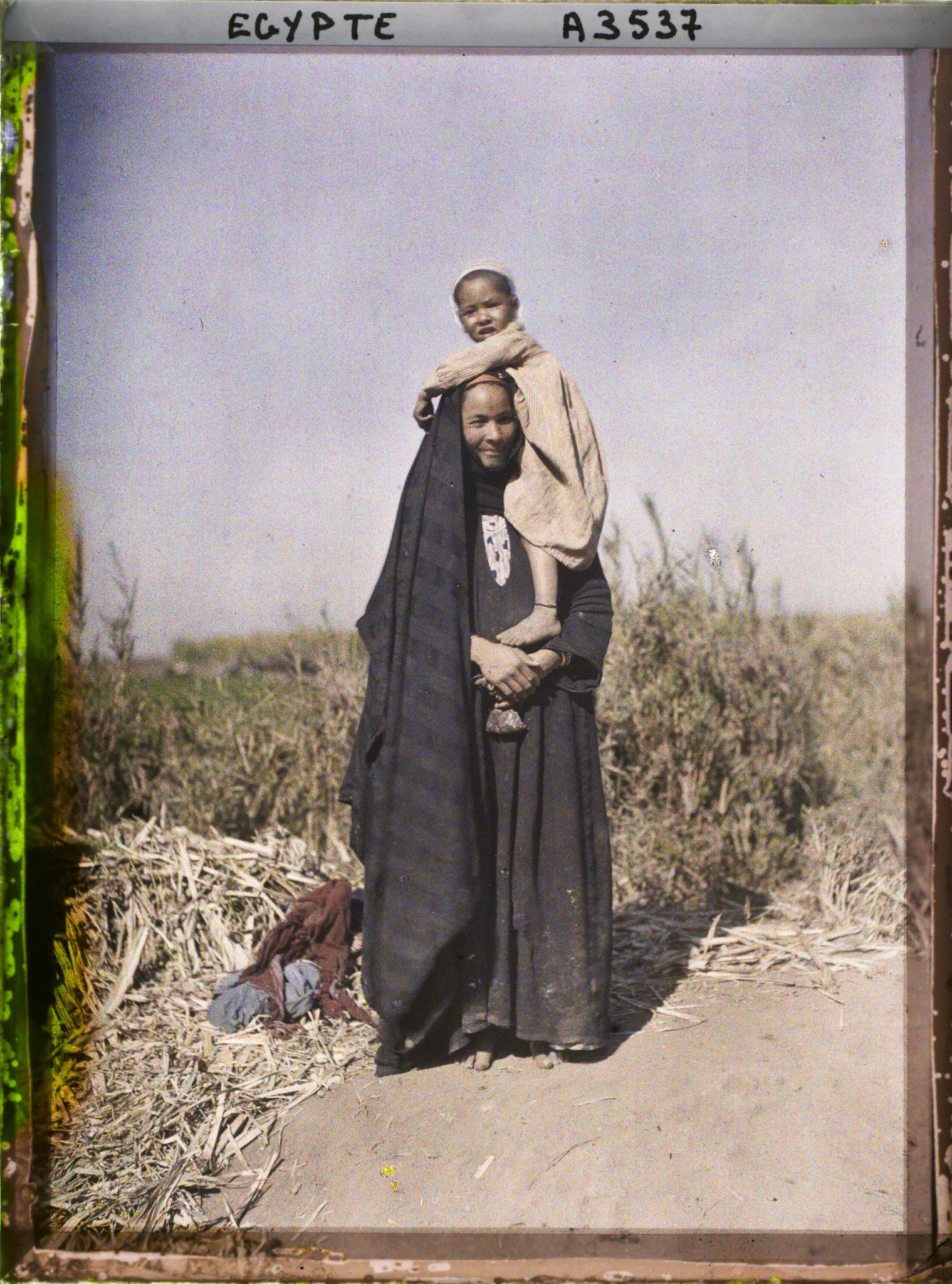 Image représentant Une femme et son enfant posent pour l'opérateur