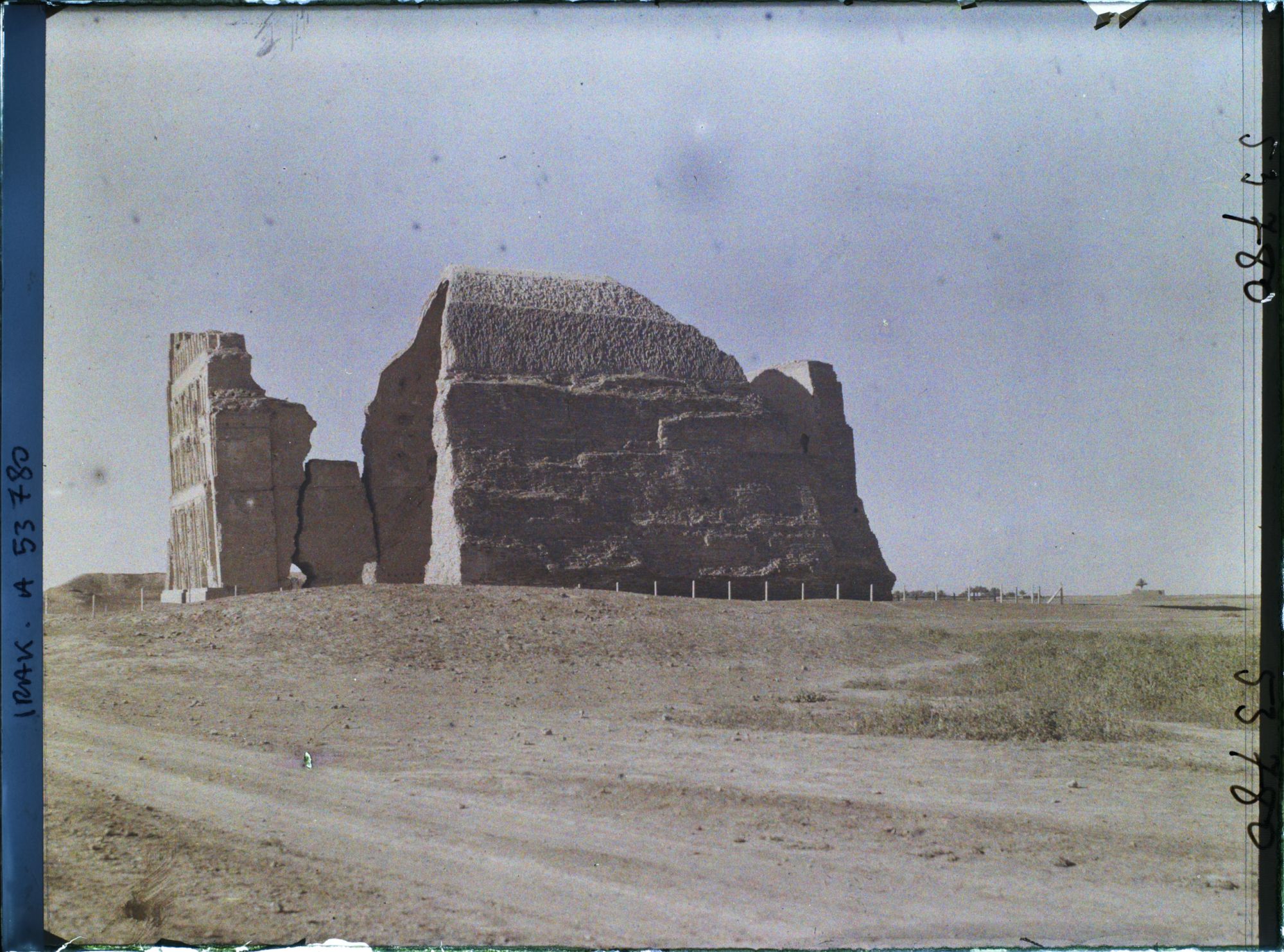 Image représentant Le Taq-I-Kisra (palais de Khosroes), un profil droit