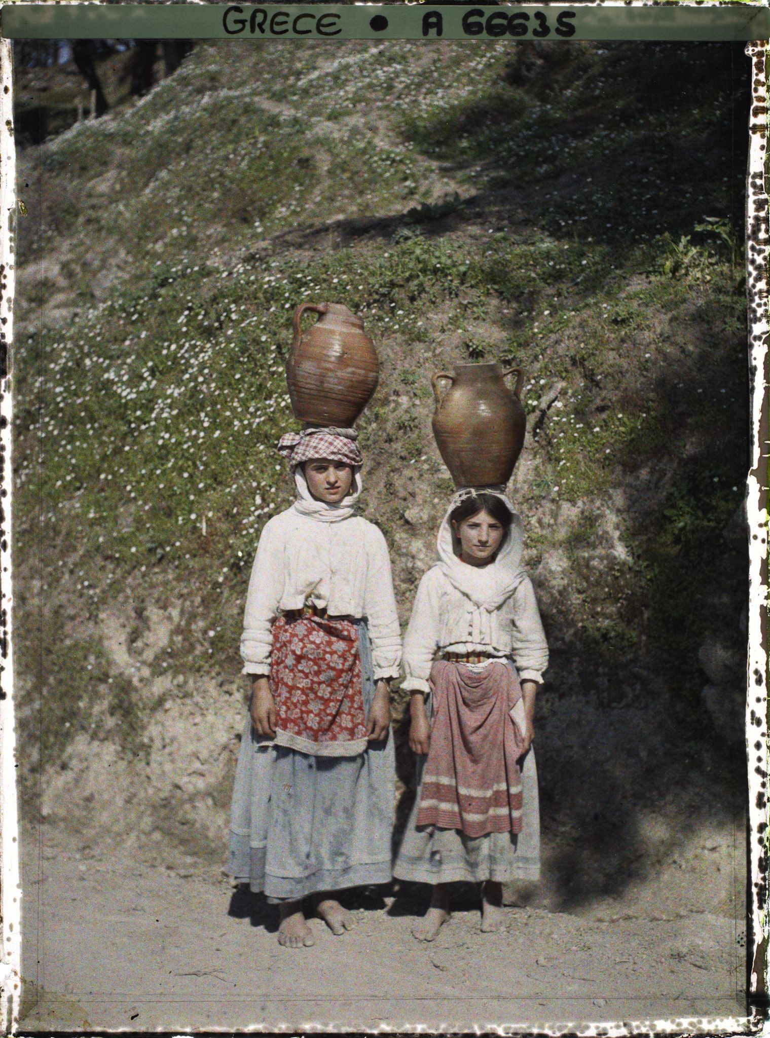 Image représentant Deux femmes Corfiotes portant la cruche