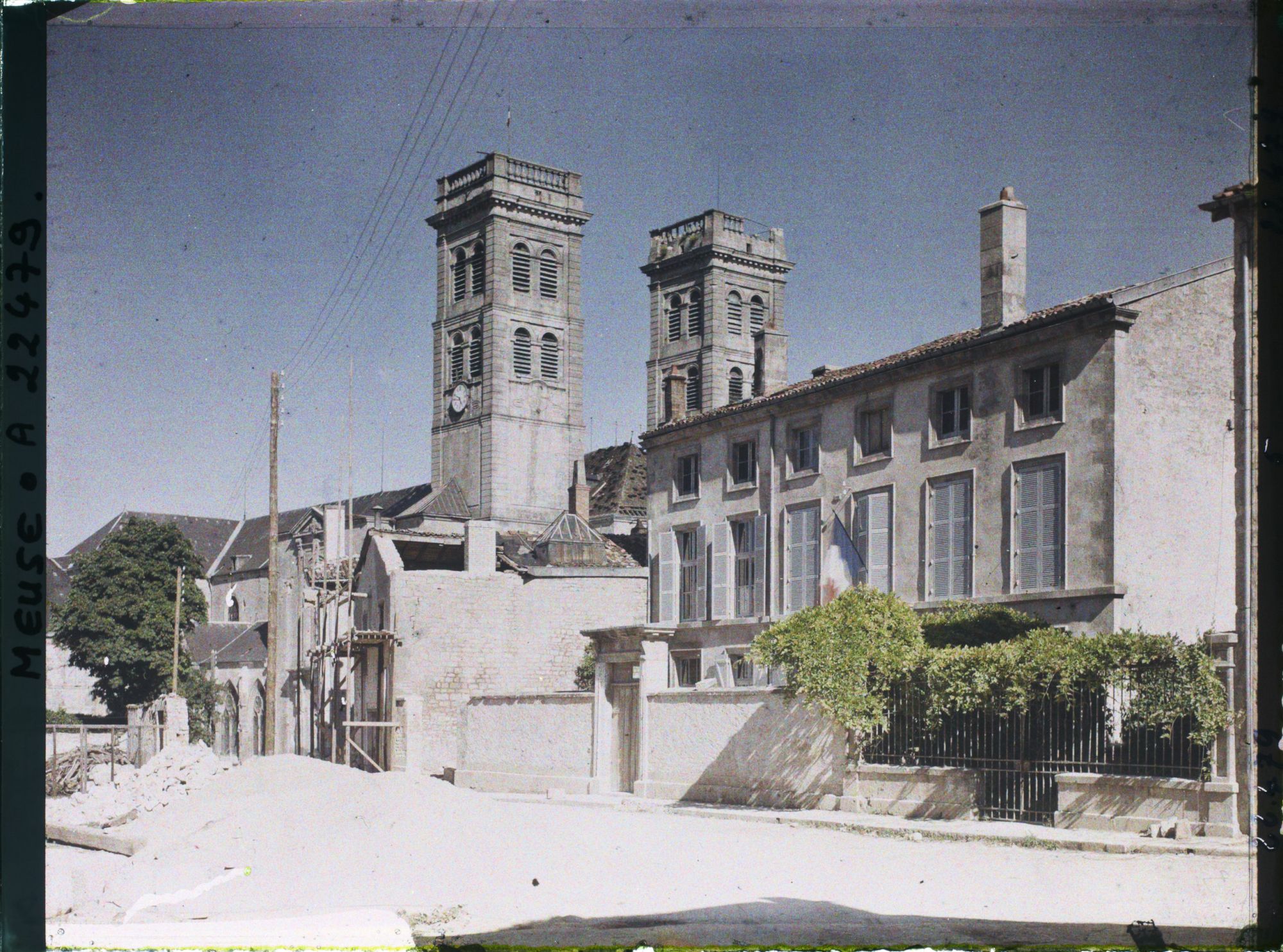 Image représentant France, Verdun, Maison remise en état et tours de la Cathédrale