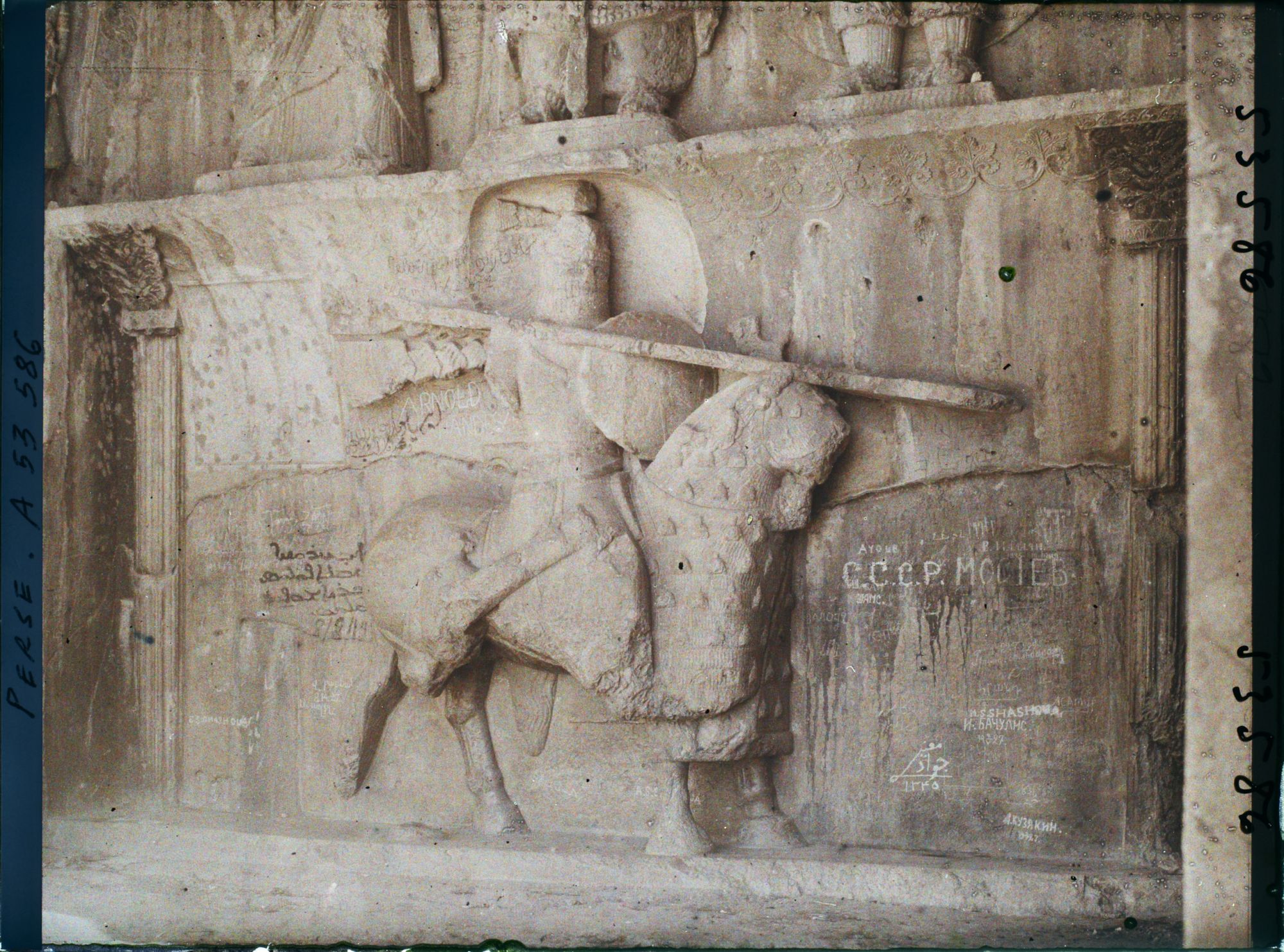 Image représentant Partie basse de la grande grotte : Khosro II en armure avec casque et cotte de maille, sur son cheval Schabdiz