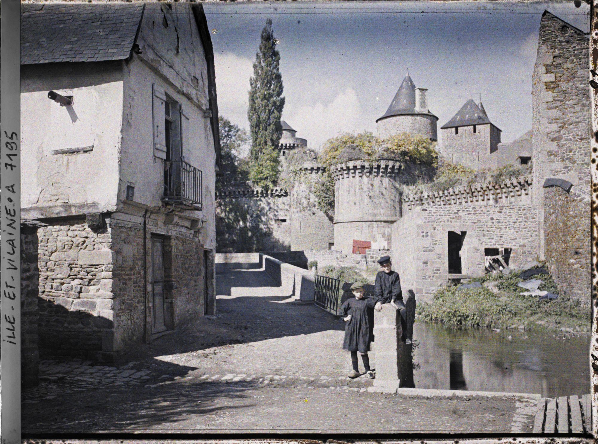 Image représentant La rue Foskéraly et la rivière du Nançon
