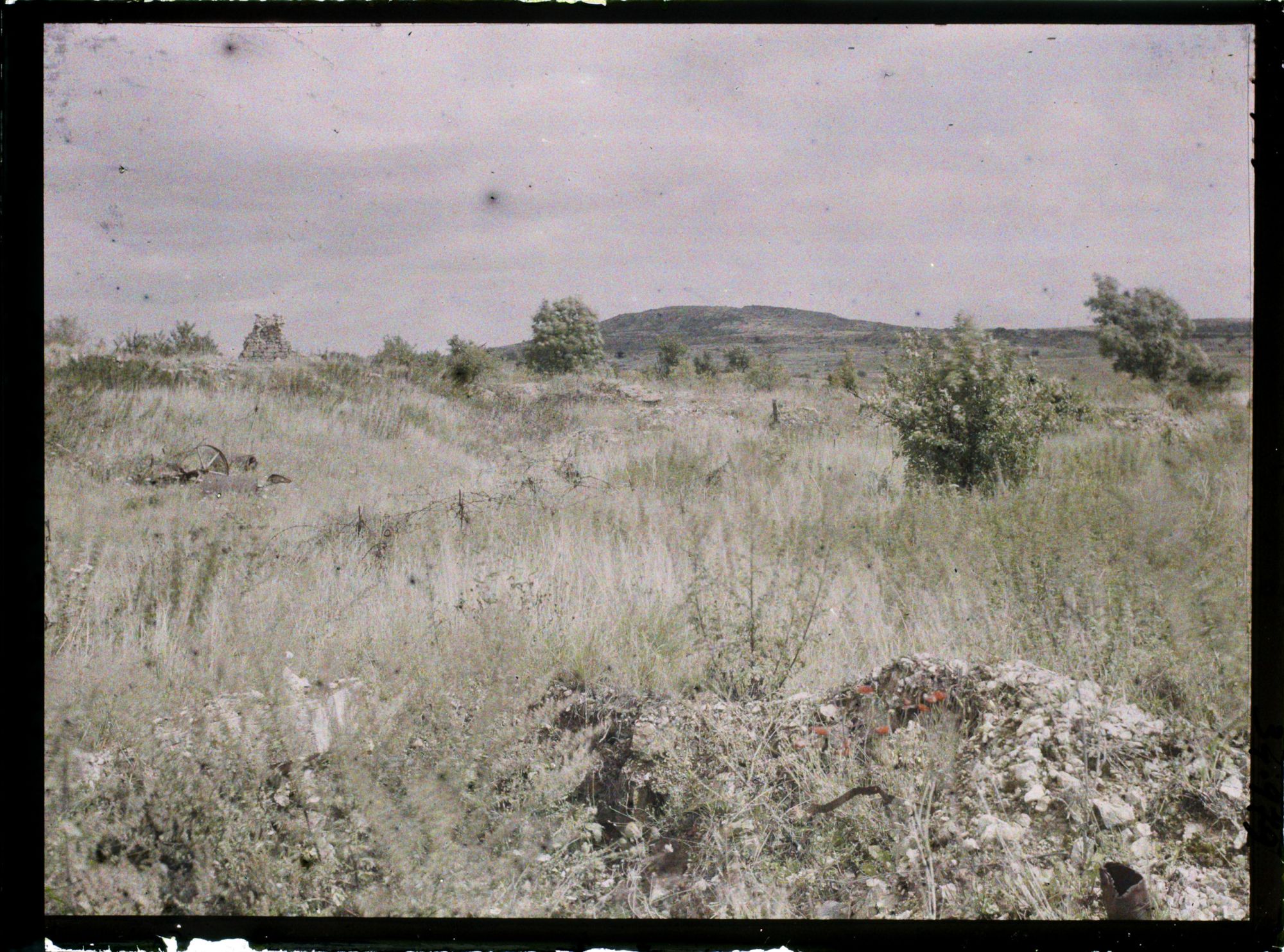 Image représentant France, Boureuil Secteur de Vauquois, Emplacement de l'ancien Boureuil, au fond, la butte de Vauquois