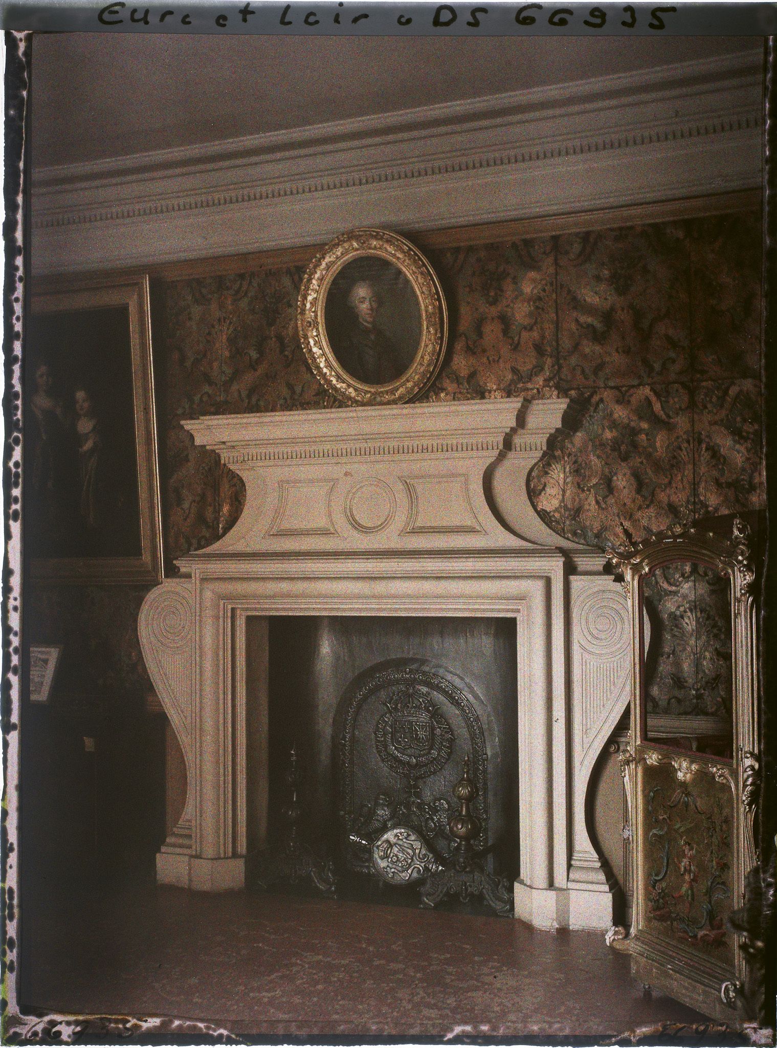 Image représentant La cheminée de l'antichambre de l'appartement de la marquise de Maintenon dans le logis principal du château