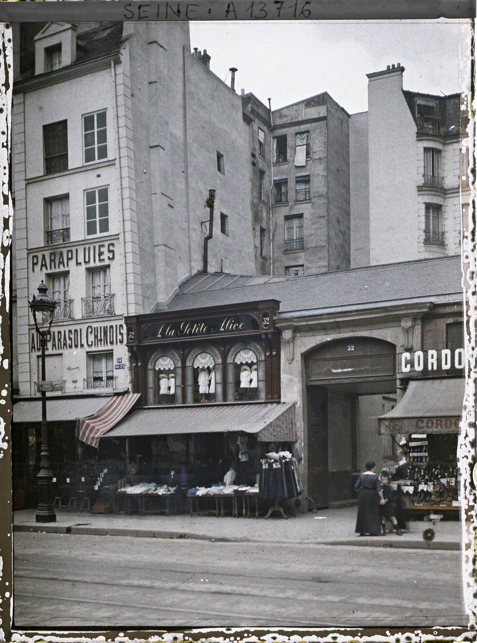 Image représentant La rue Saint-Antoine, numéro 32