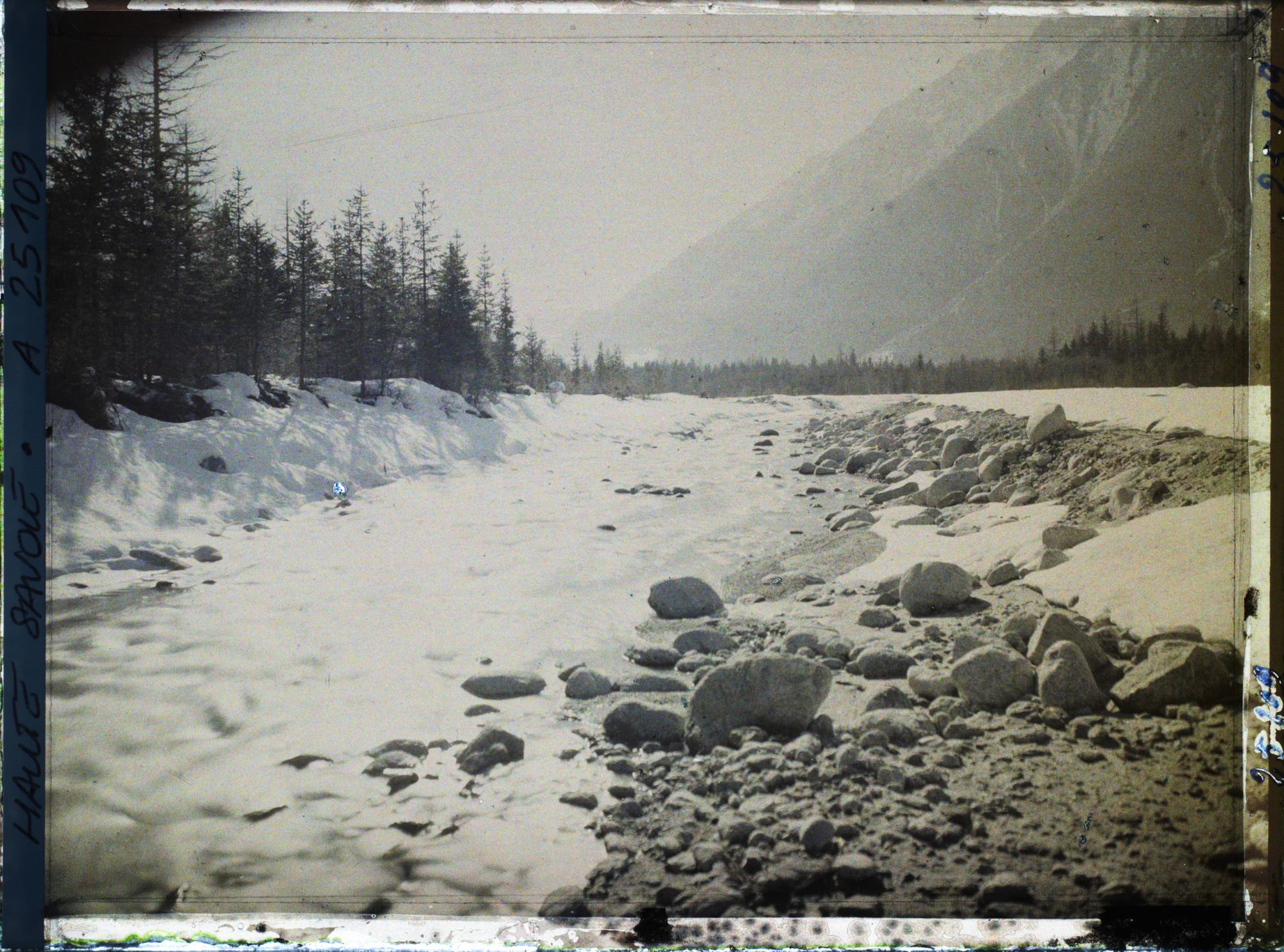 Image représentant France Les Alpes, Vallée de Chamonix, Contre-jour s/ l'Arveyron à 200m de sa Source
