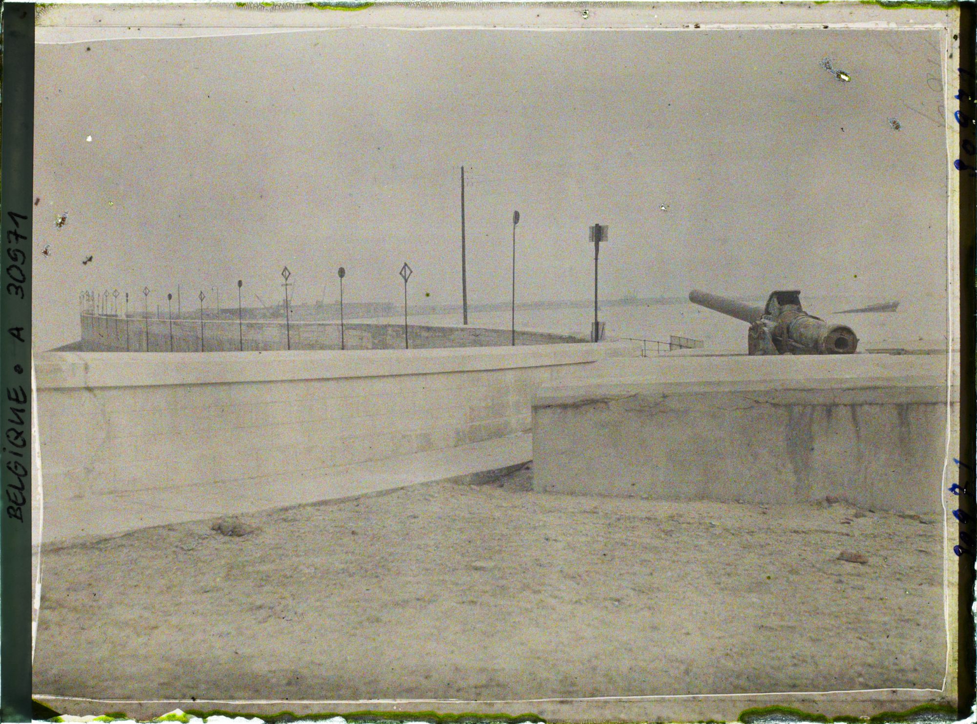 Image représentant Belgique, Zeebrugge, Ensemble du môle et pièce de 150 à l'entrée