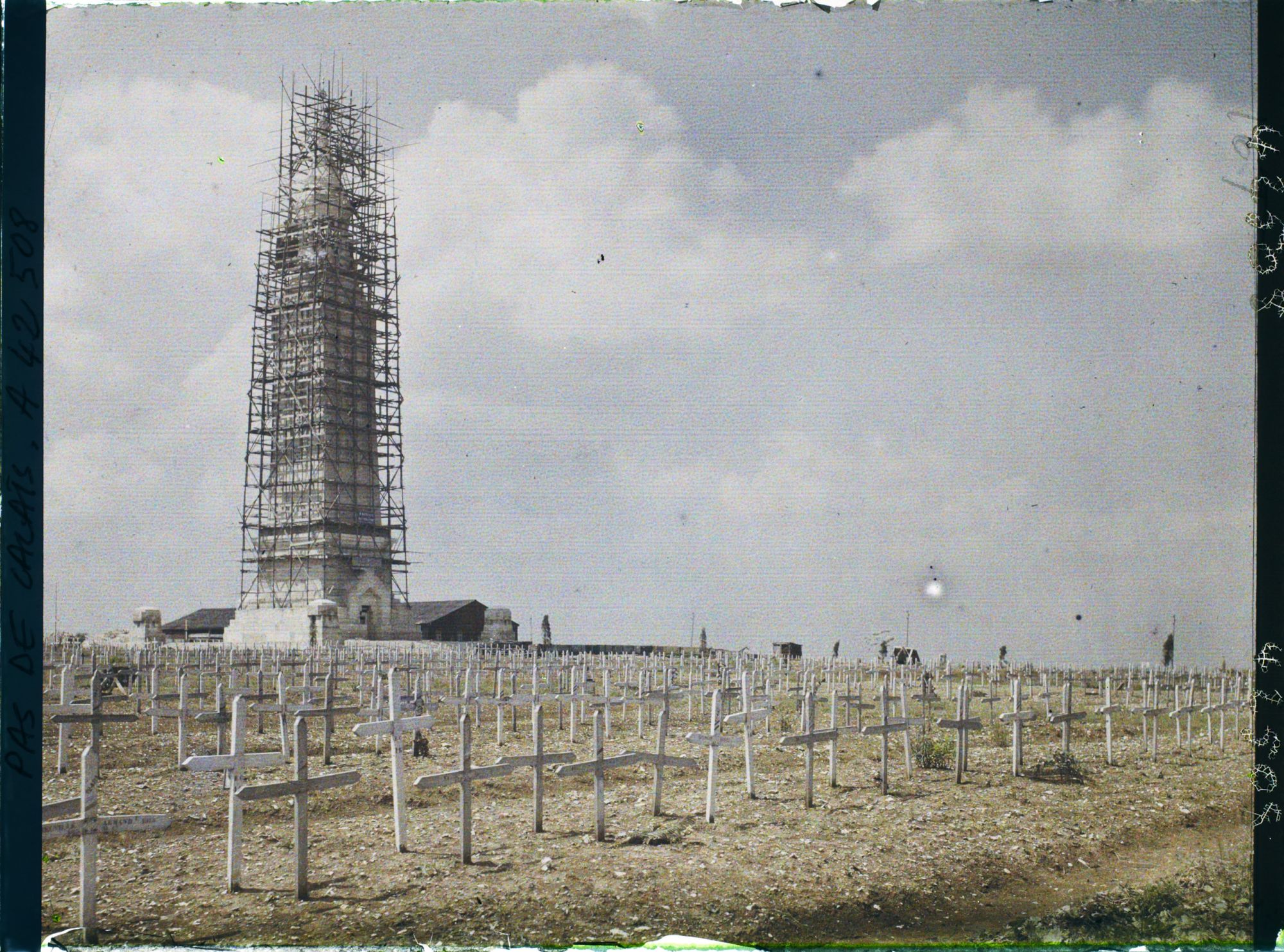 Image représentant France, Ablain-St Nazaire, Le Mont aux Morts du Cimetière de N.D. de Lorette