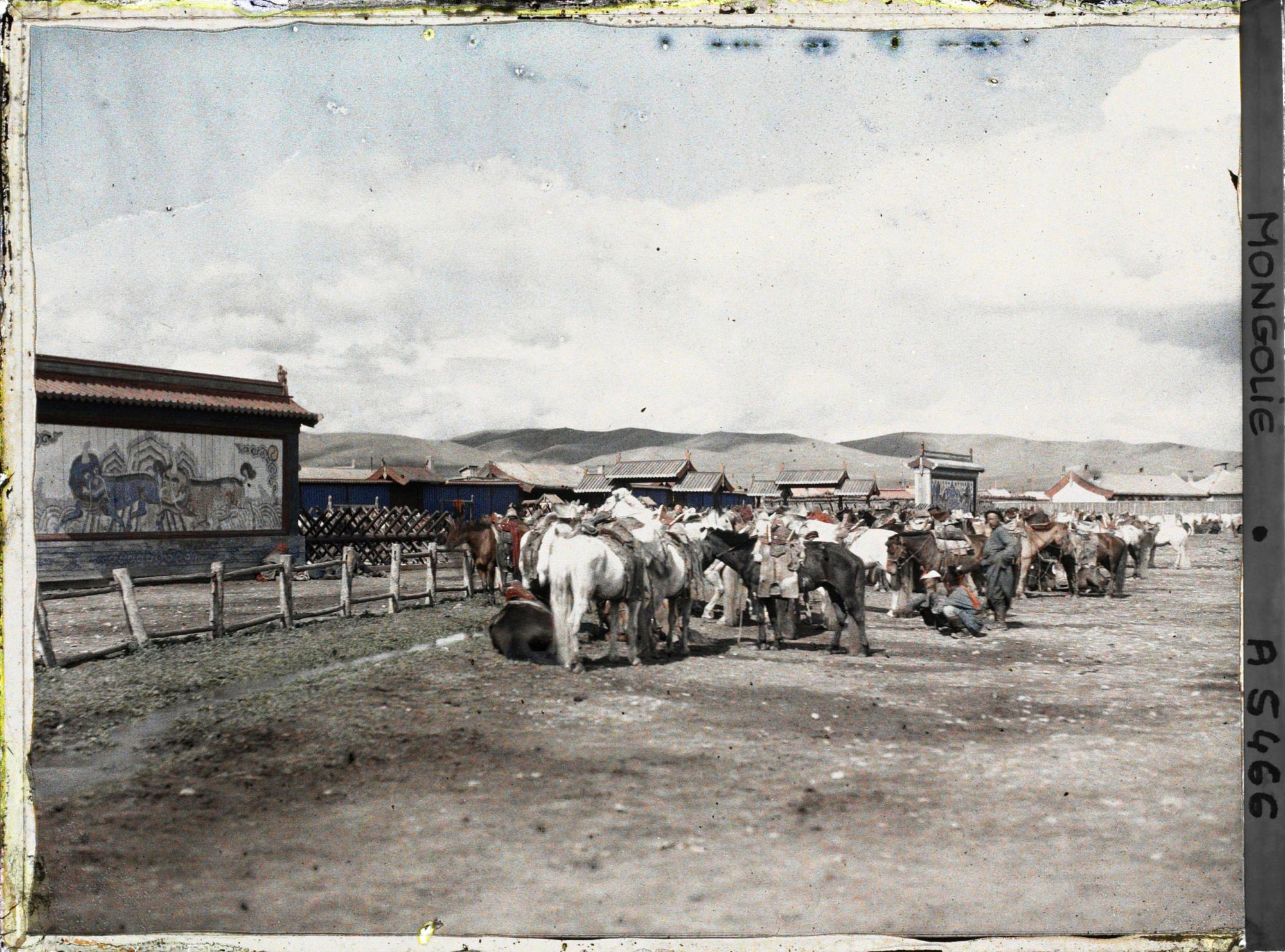 Image représentant Chevaux attachés près d'un palais ou d'un bâtiment officiel