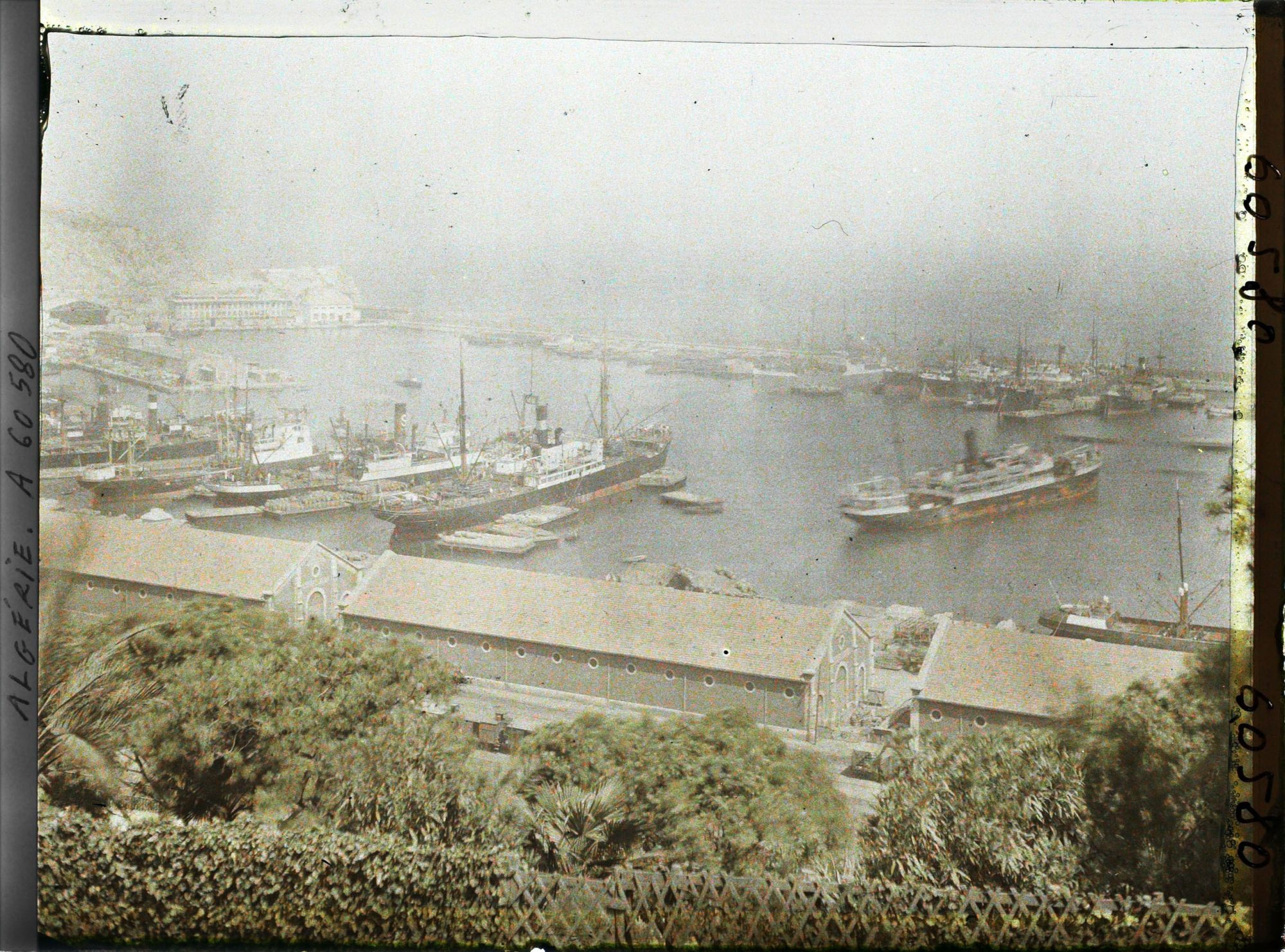 Image représentant Vue sur le port prise de la promenade de Létang