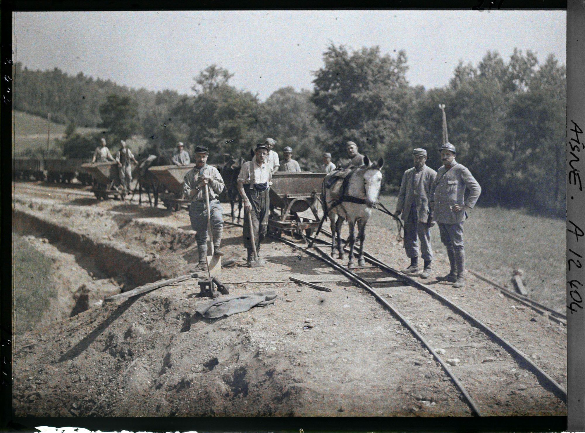 Image représentant France, Le 11e d'Artillerie Construisant une Voie de 60