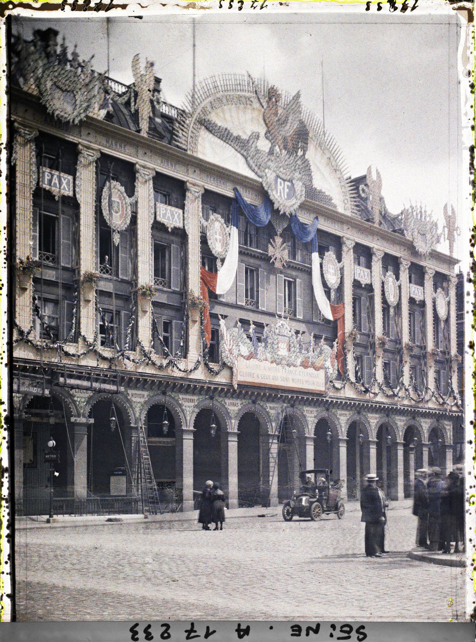 Image représentant Pavoisements pour les fêtes de la Victoire sur les magasins du Louvre place du Palais-Royal