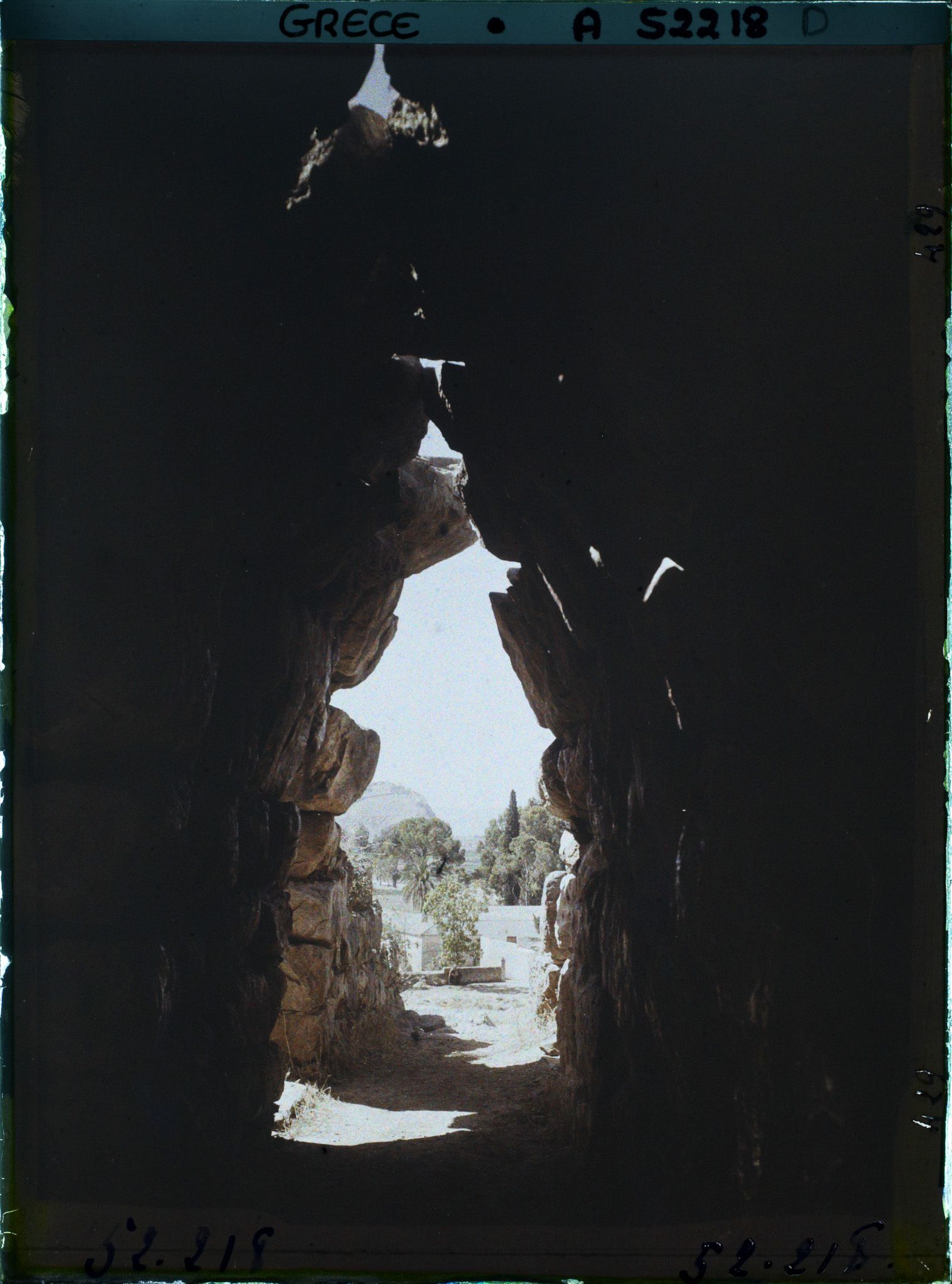 Image représentant Sous la galerie couverte desservant les casemates du bastion sud de la citadelle. Au fond, le rocher de Nauplie