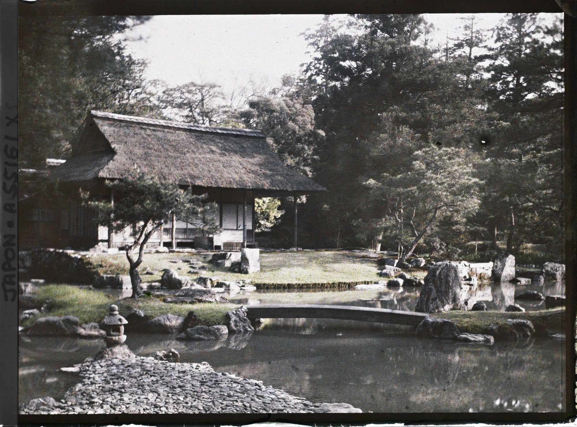 Image représentant Villa impériale de Katsura (Katsura-Rikyu) : jardin devant le pavillon de thé Shôkintei