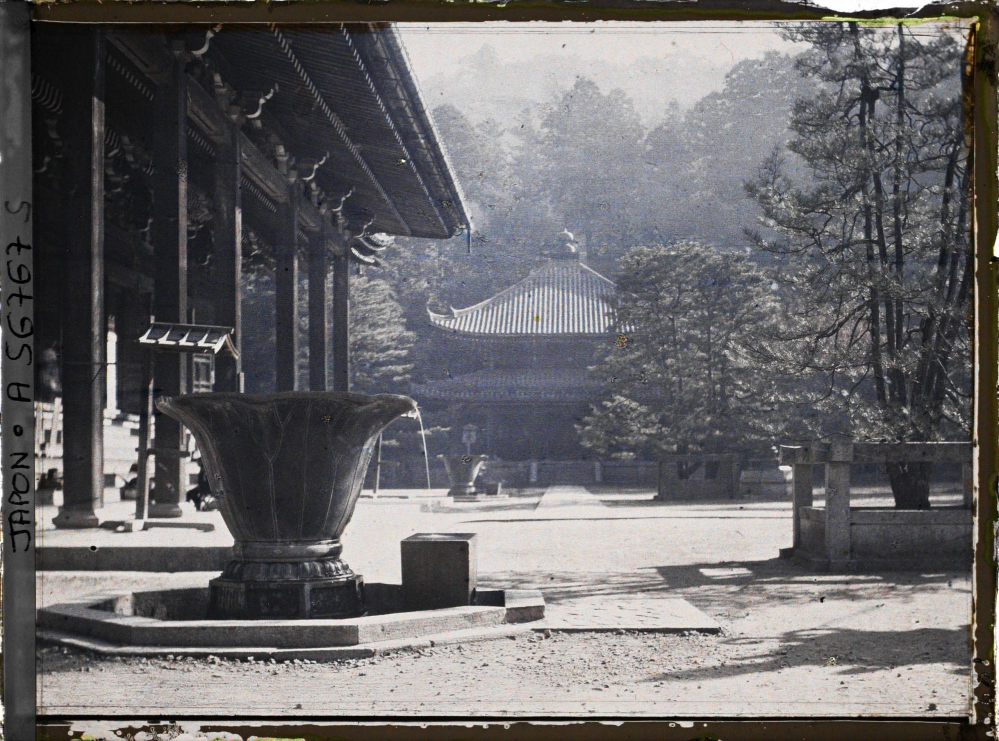 Image représentant Temple Chion-in : temizuya (fontaine pour les ablutions) devant le hall principal du Chion-in (Mieidô)