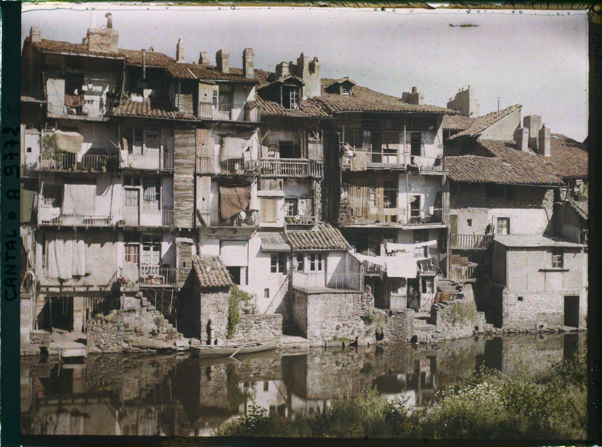 Image représentant Les vieilles maisons du XVIIIe au bord de la Jordanne, construites à la place des remparts