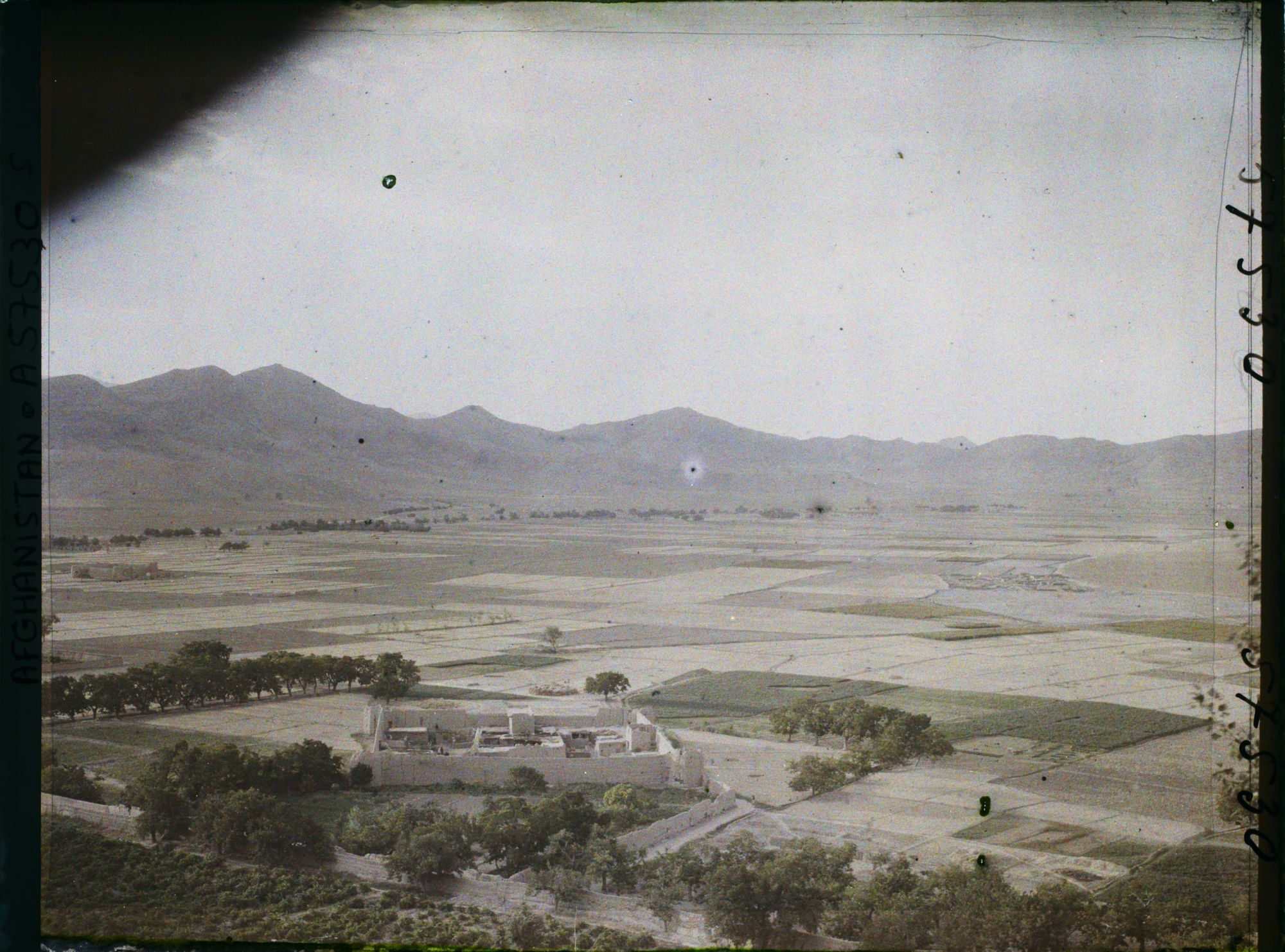 Image représentant La plaine de Wazirâbâd. Une qala (habitation fortifiée)