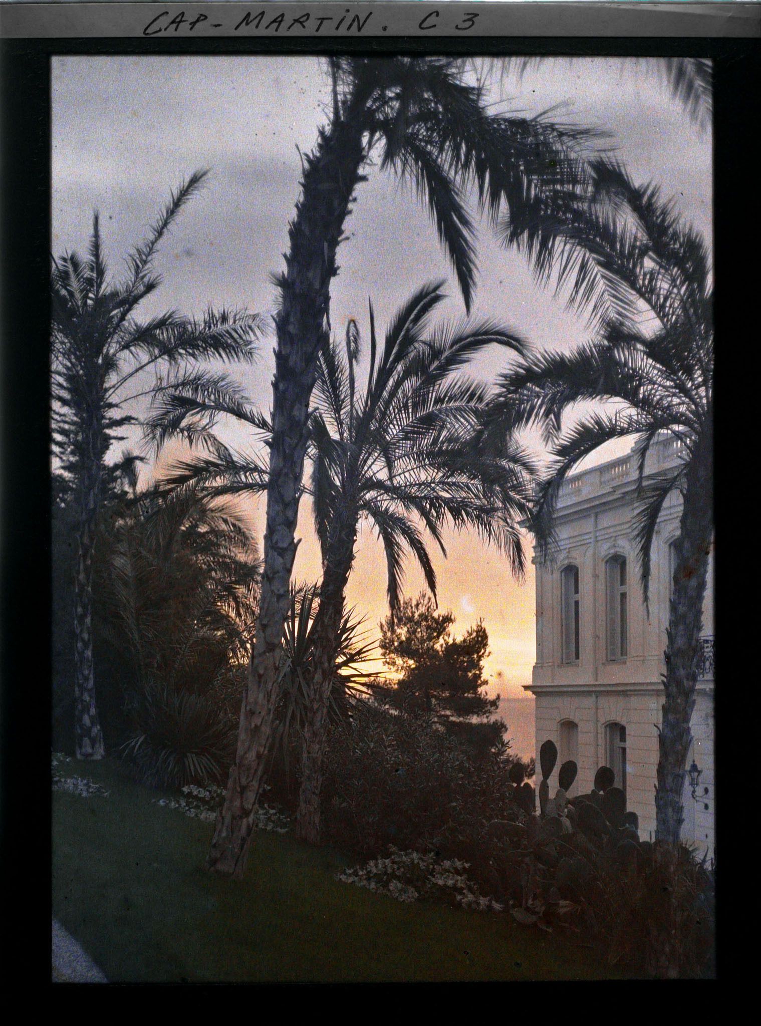 Image représentant Angle nord-est de la villa Kahn, dite villa Zamir et lumières du soir sur la mer