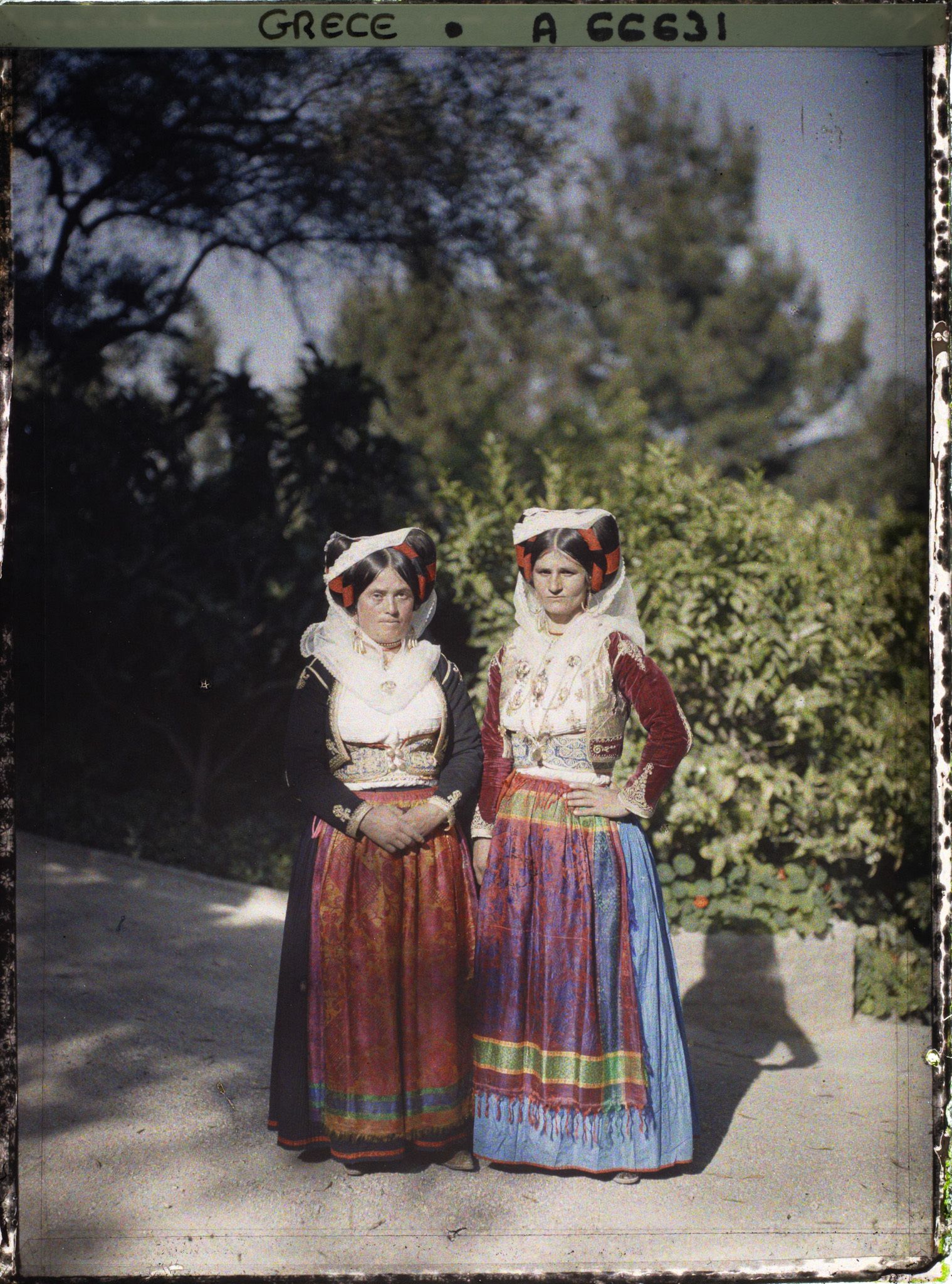 Image représentant Deux femmes Corfiotes en costume