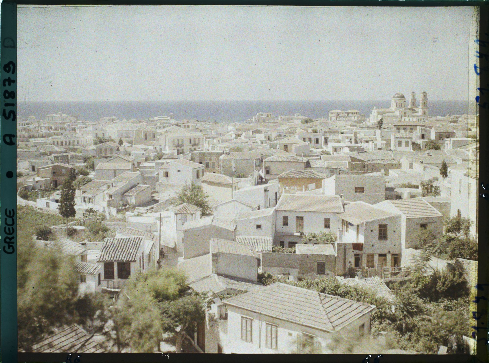 Image représentant Panorama sur la ville depuis les remparts vénitiens. A droite, la cathédrale Agios Minas