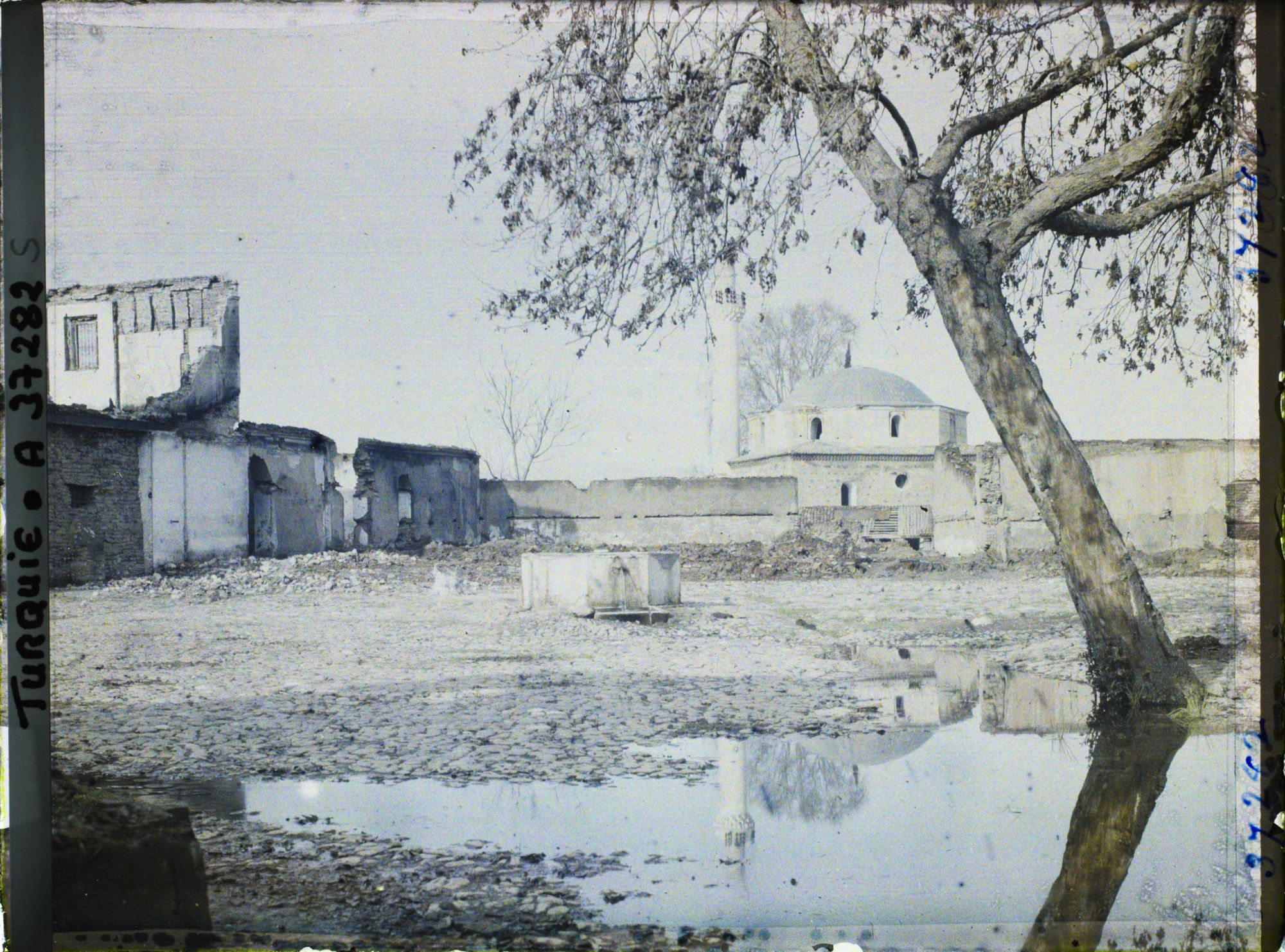 Image représentant Ruines d'un Khan (caravansérail) et d'une mosquée