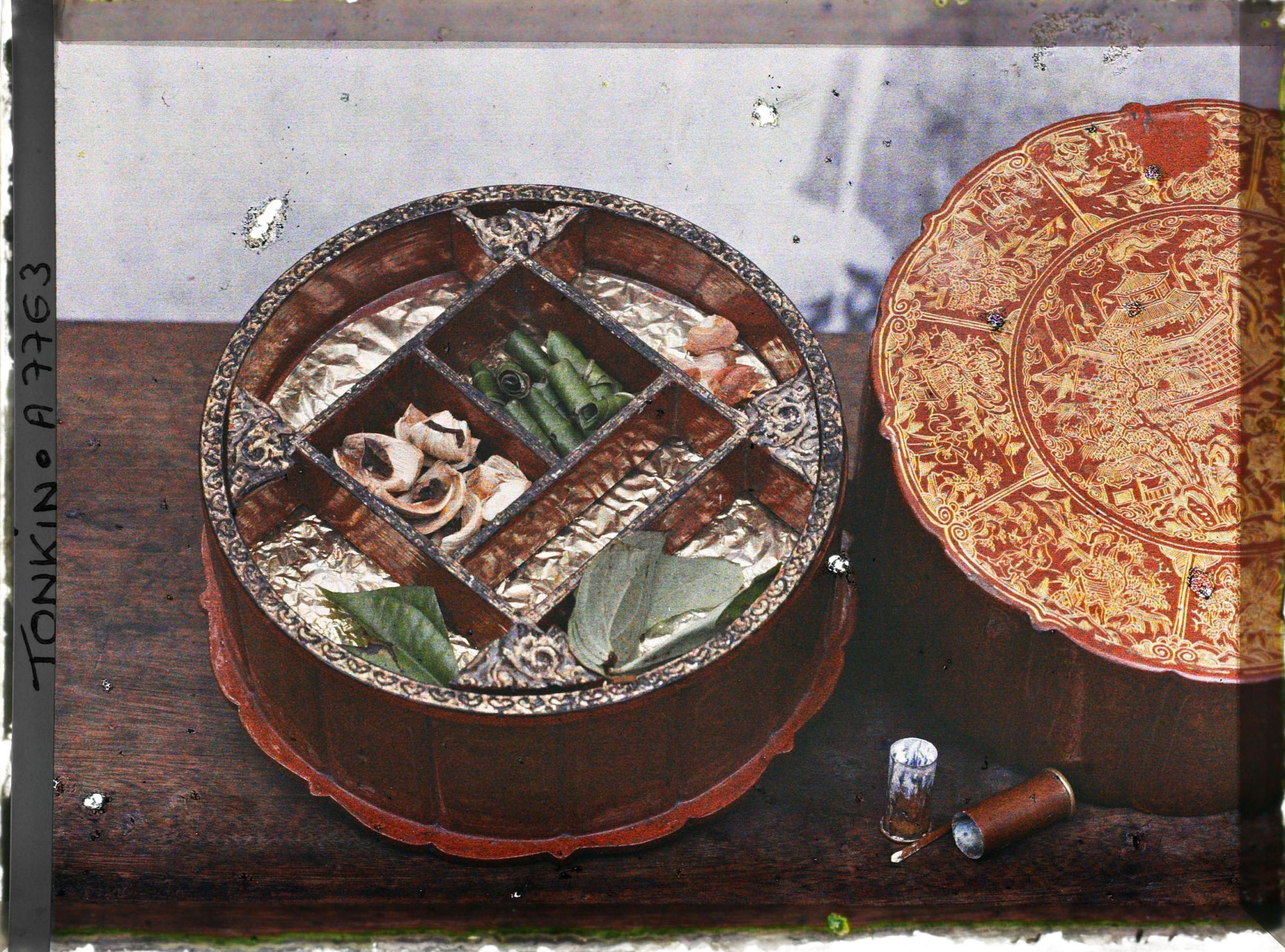 Image représentant Une boîte à bétel ouvragée, présentée ouverte