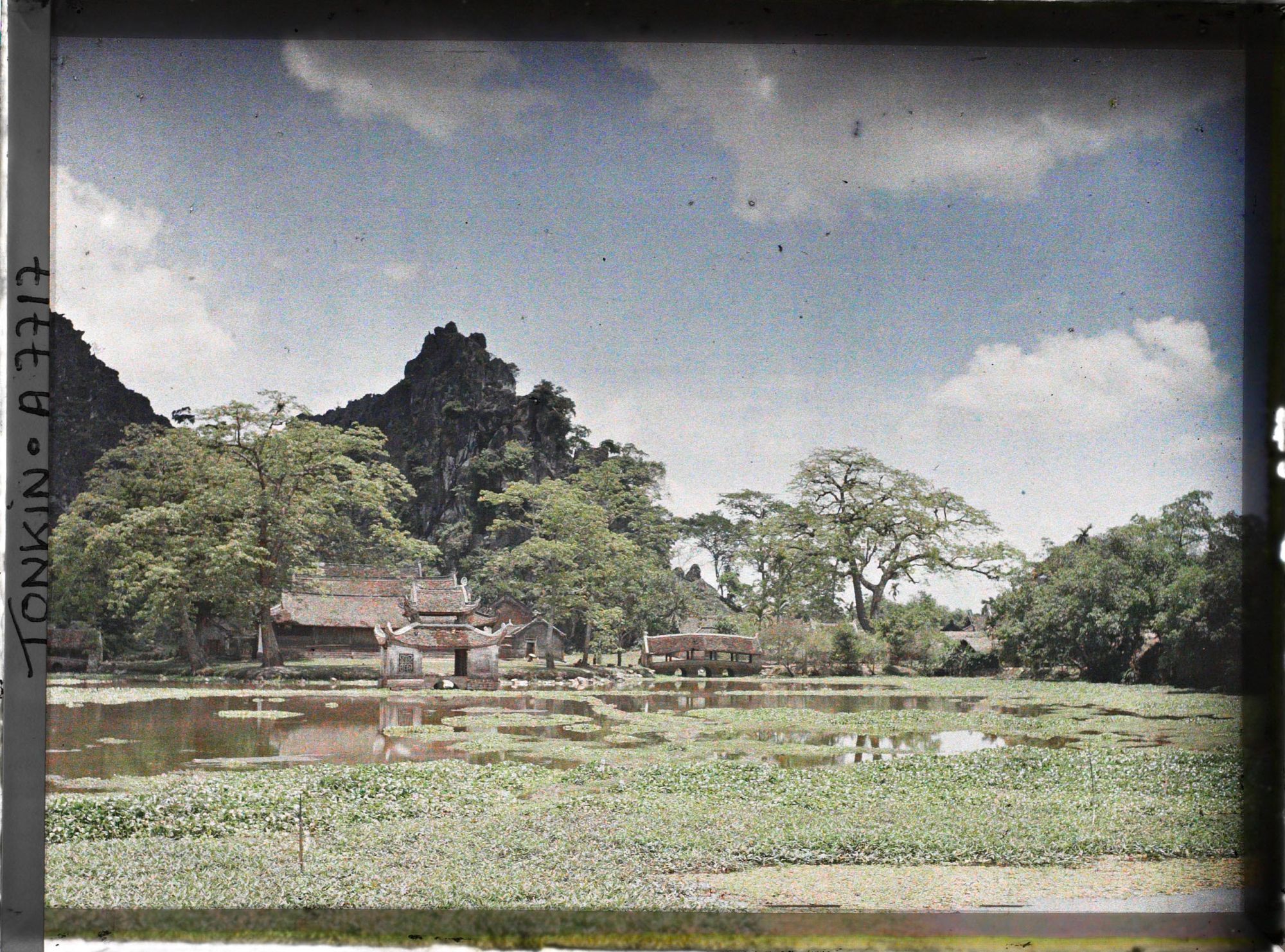 Image représentant Une vue d'ensemble de la pagode Thay dite également de la " Félicité céleste " (Thien Phuc), située au pied du récif calcaire Sai-so'n