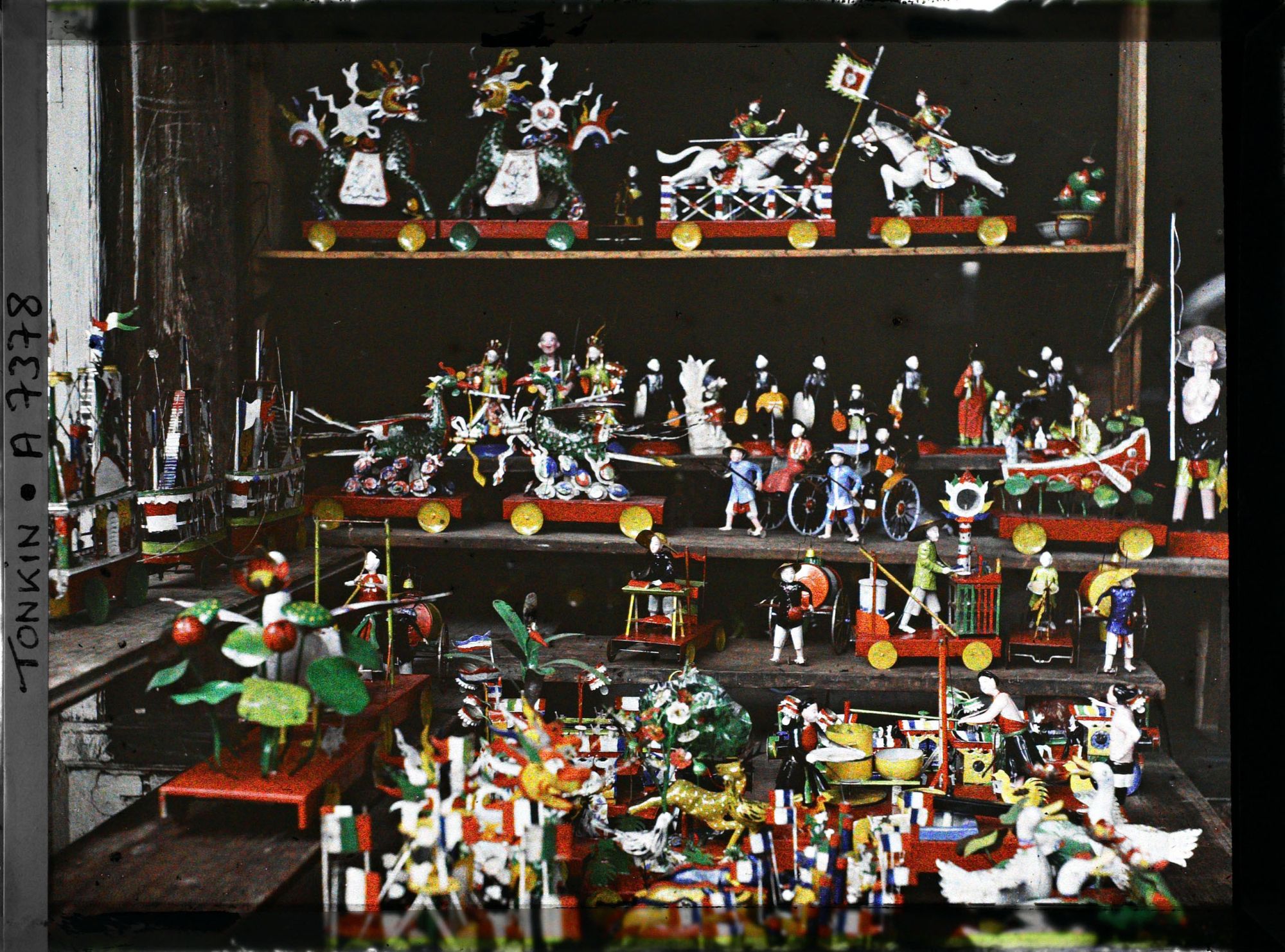 Image représentant Un détail d'étalage de jouets en fer blanc peint, vendus à l'époque de la fête des enfants (fête de la mi-automne)