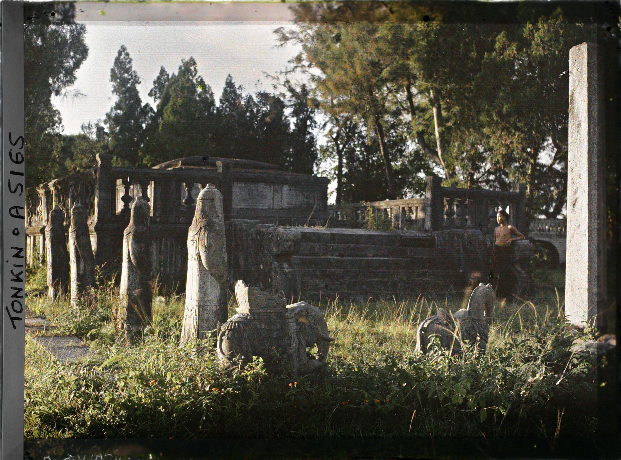 Image représentant La sépulture mandarinale (tumulus de forme polygonale), précédée de statues de pierre