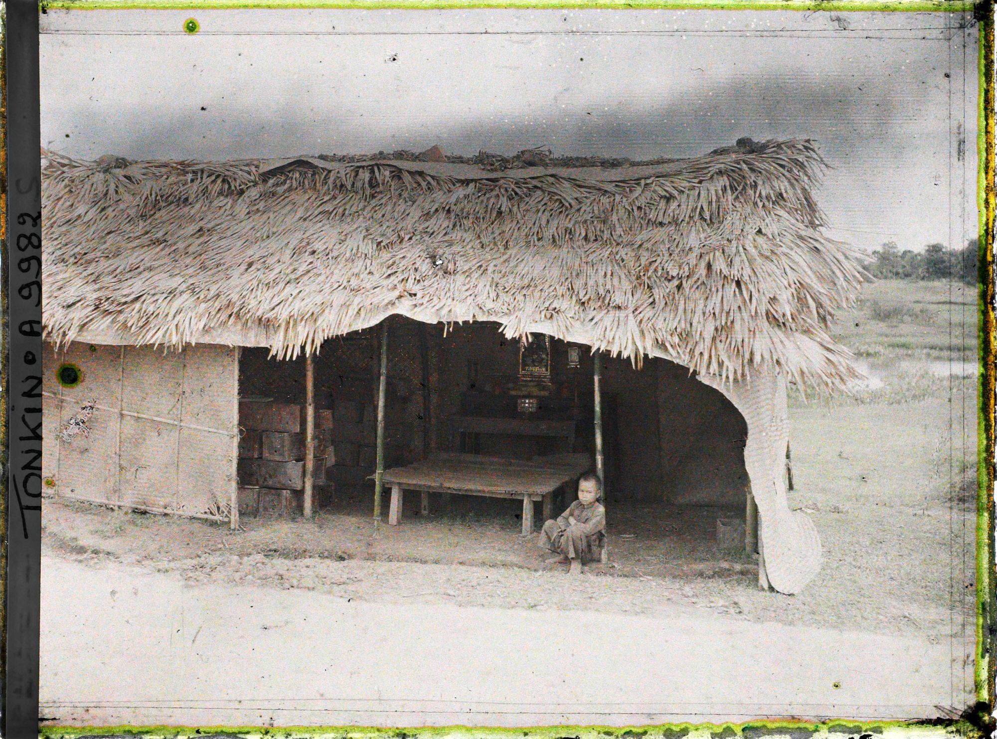 Image représentant Une paillote abritant provisoirement les ossements pendant l'exhumation, lors d'une pratique funéraire (changement de sépulture)