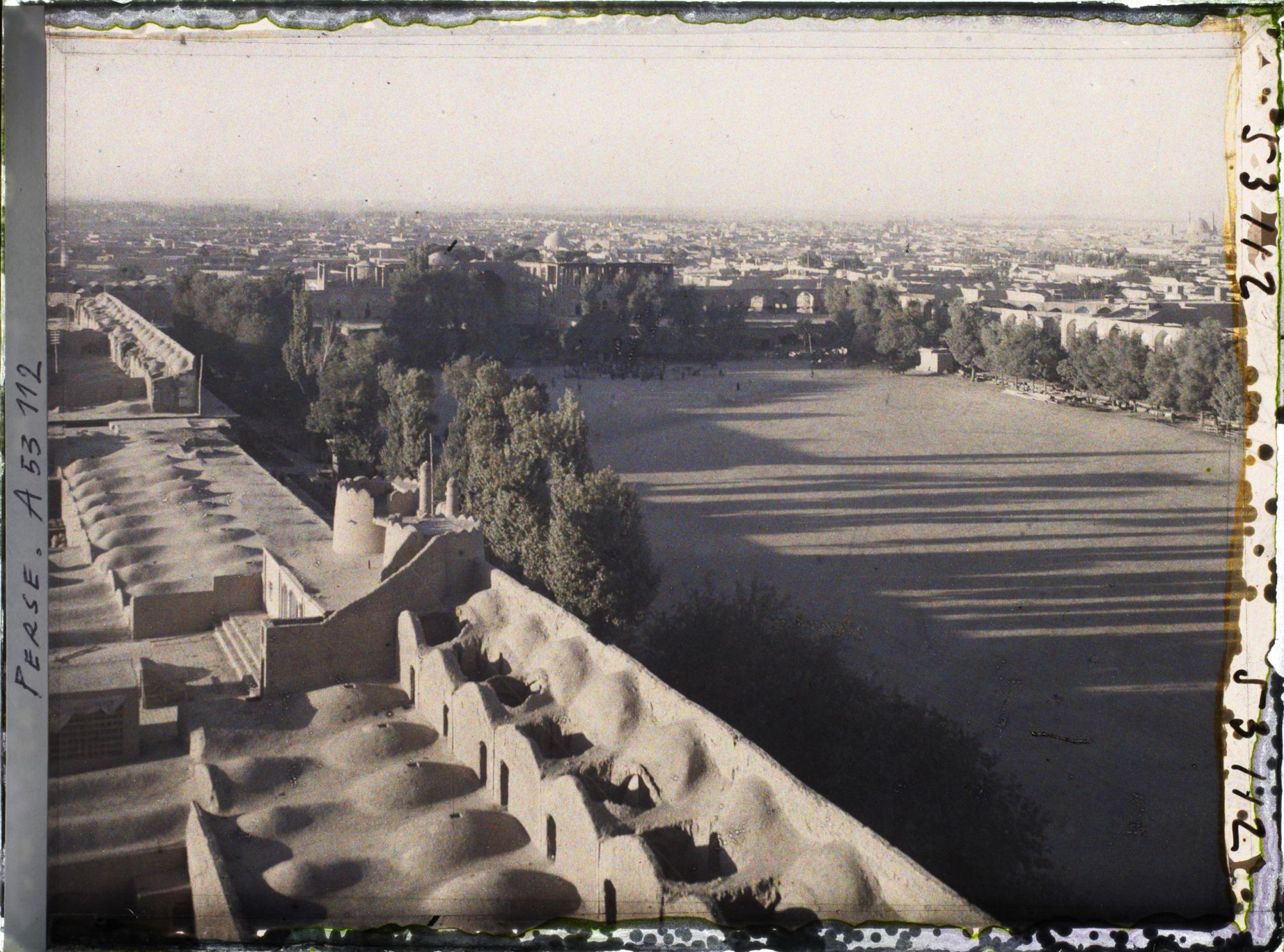 Image représentant La place Naghsh-e Jahan ou Meydan-i-Chah (place Royale), le soir