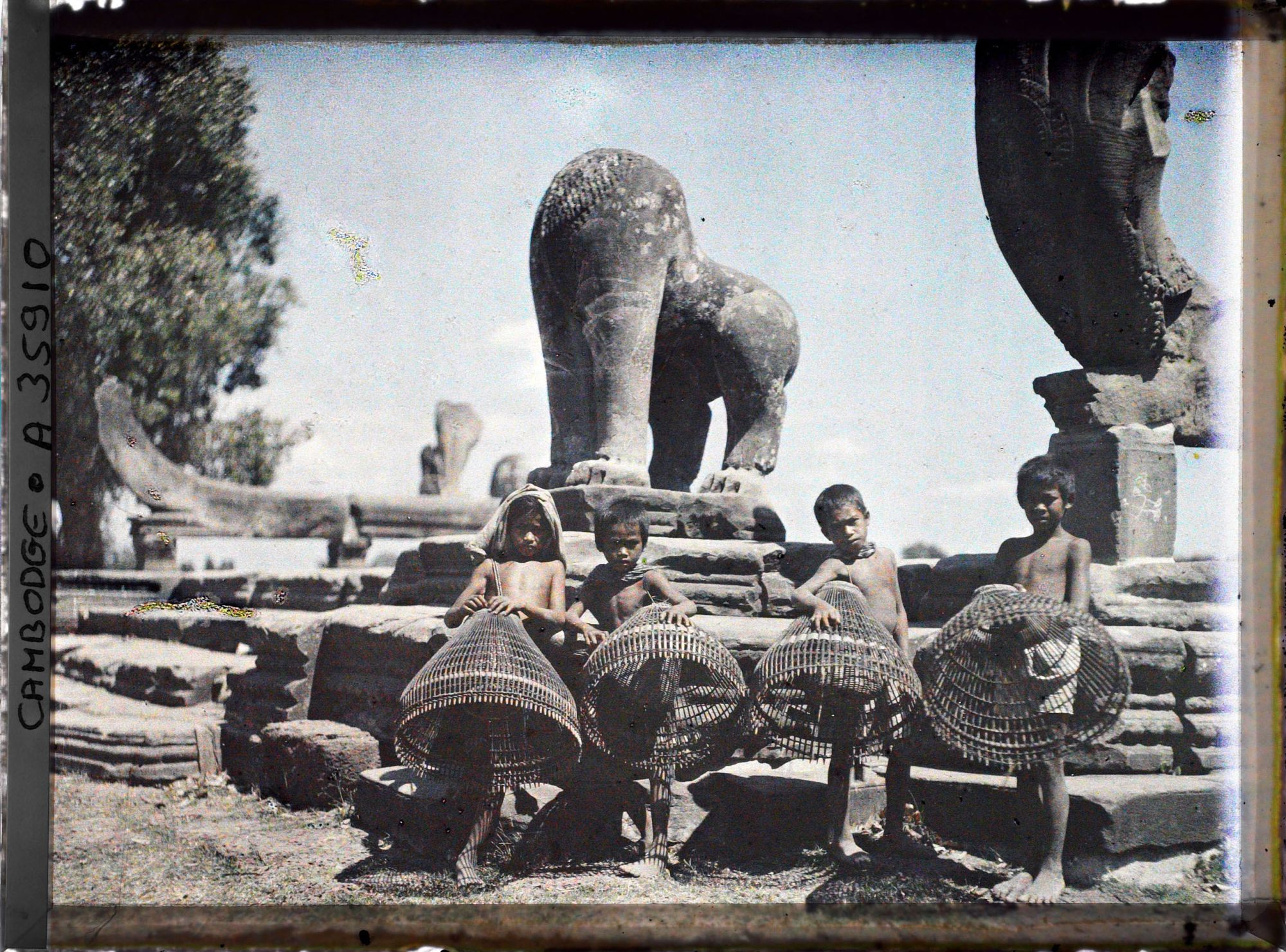 Image représentant Des enfants portant des nasses de pêche