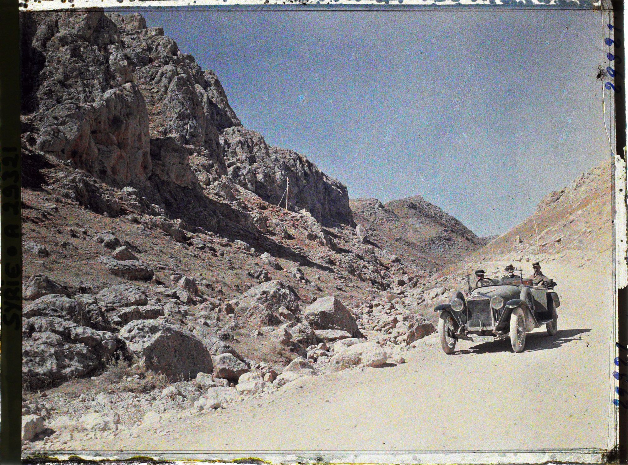 Image représentant Le professeur Brunhes en voiture dans le défilé de l'Ouadi el-Korn