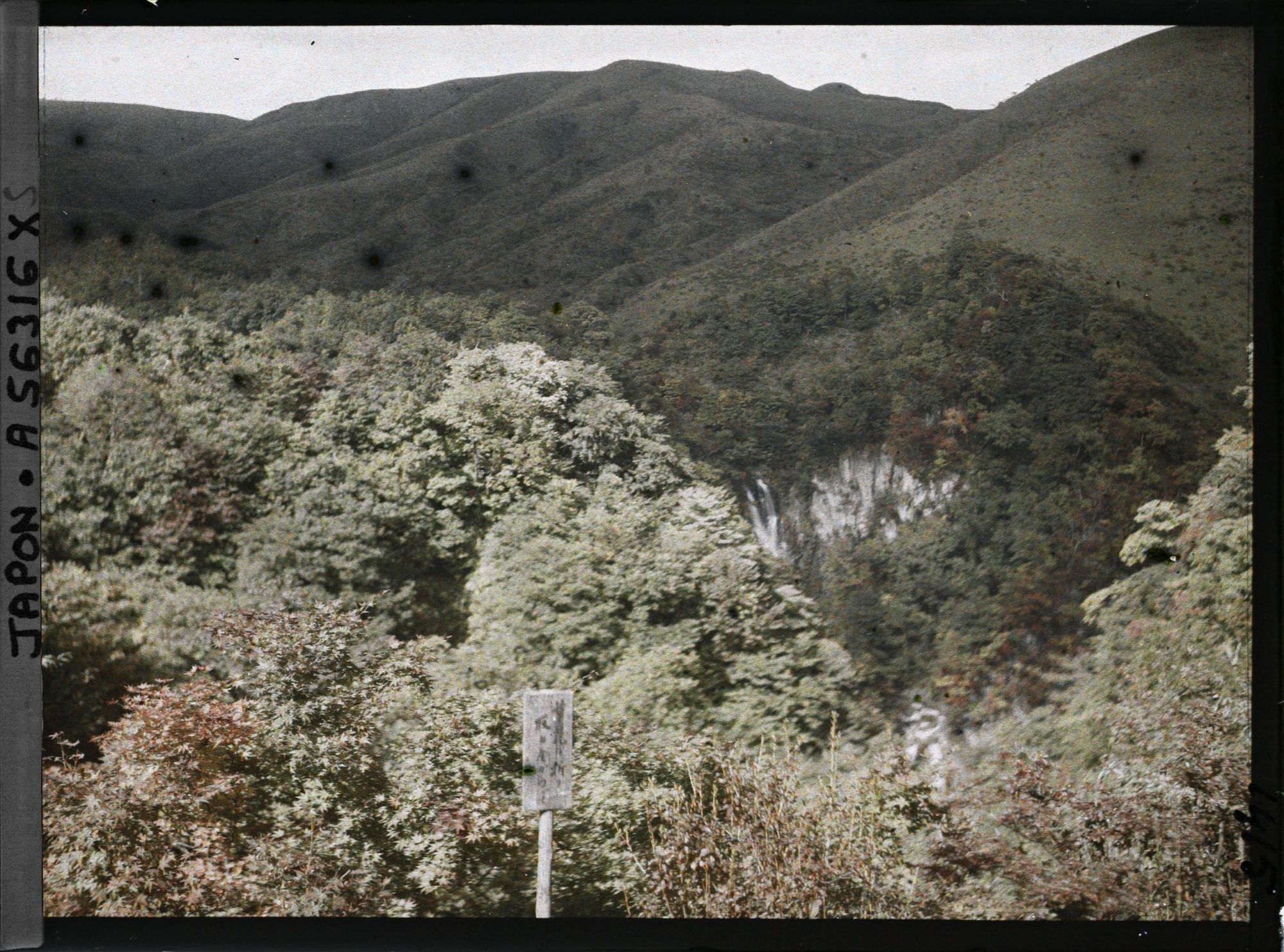 Image représentant Vue lointaine de la Kirifuri-no-taki (cascade de Kirifuri)